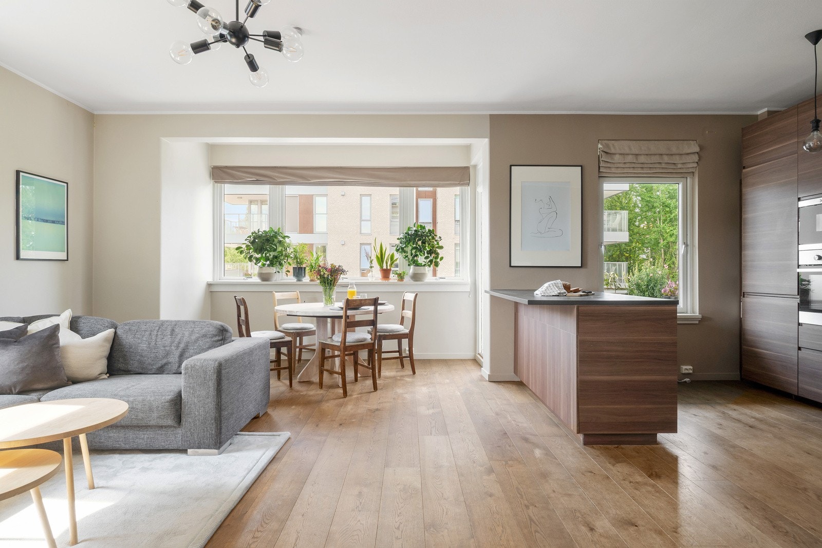 Allrommet er lyst og luftig med masse lysinnslipp ut utgang til balkong. Galleribilde