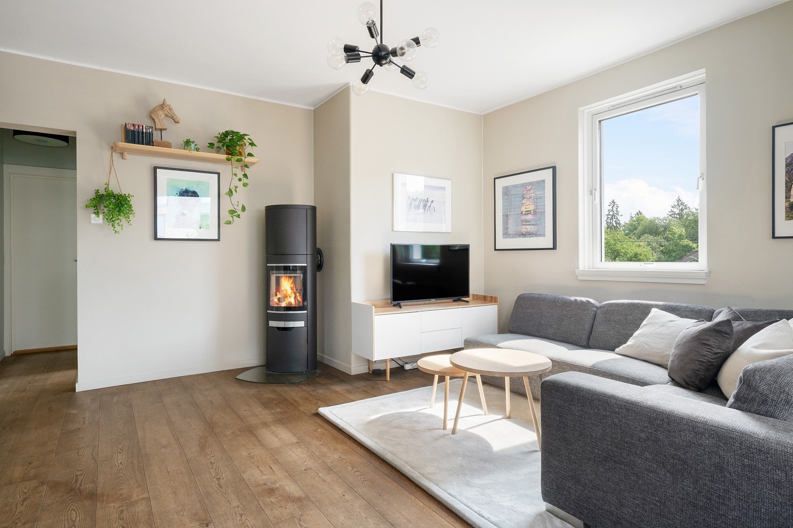 Peisen gir ekstra hygge og god oppvarming. Galleribilde