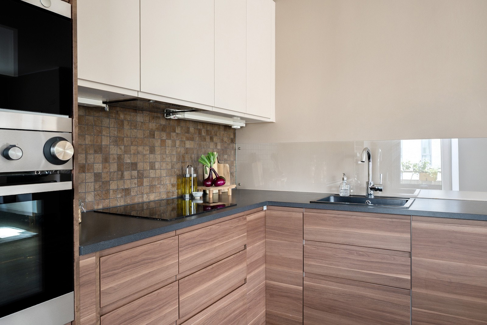 Kjøkkenet har slette fronter, laminat benkeplate og integrerte hvitevarer. Galleribilde