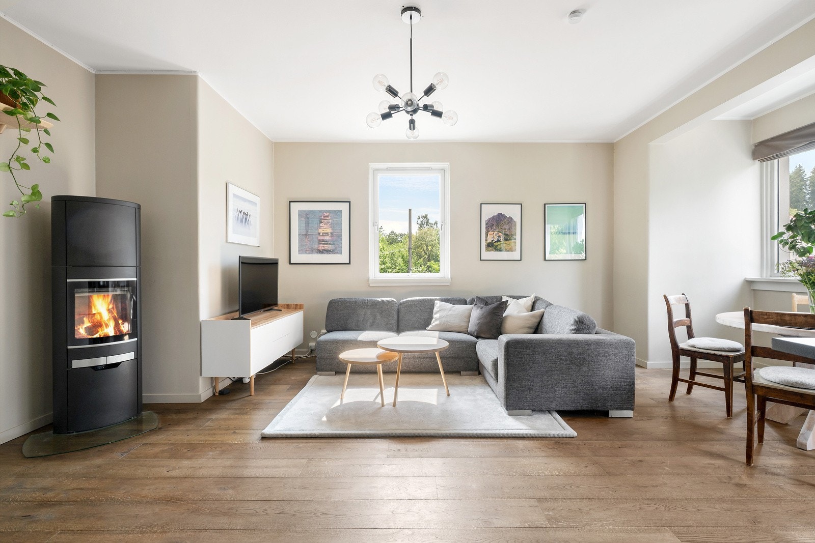 Et lettmøblert rom med naturlig plass til sofa og spisebord. Galleribilde