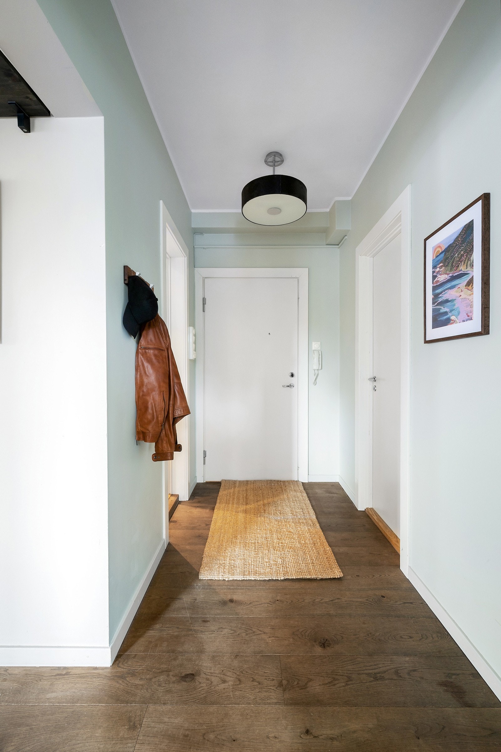 Lys og hyggelig entré med garderobeskap for yttertøyet. Galleribilde