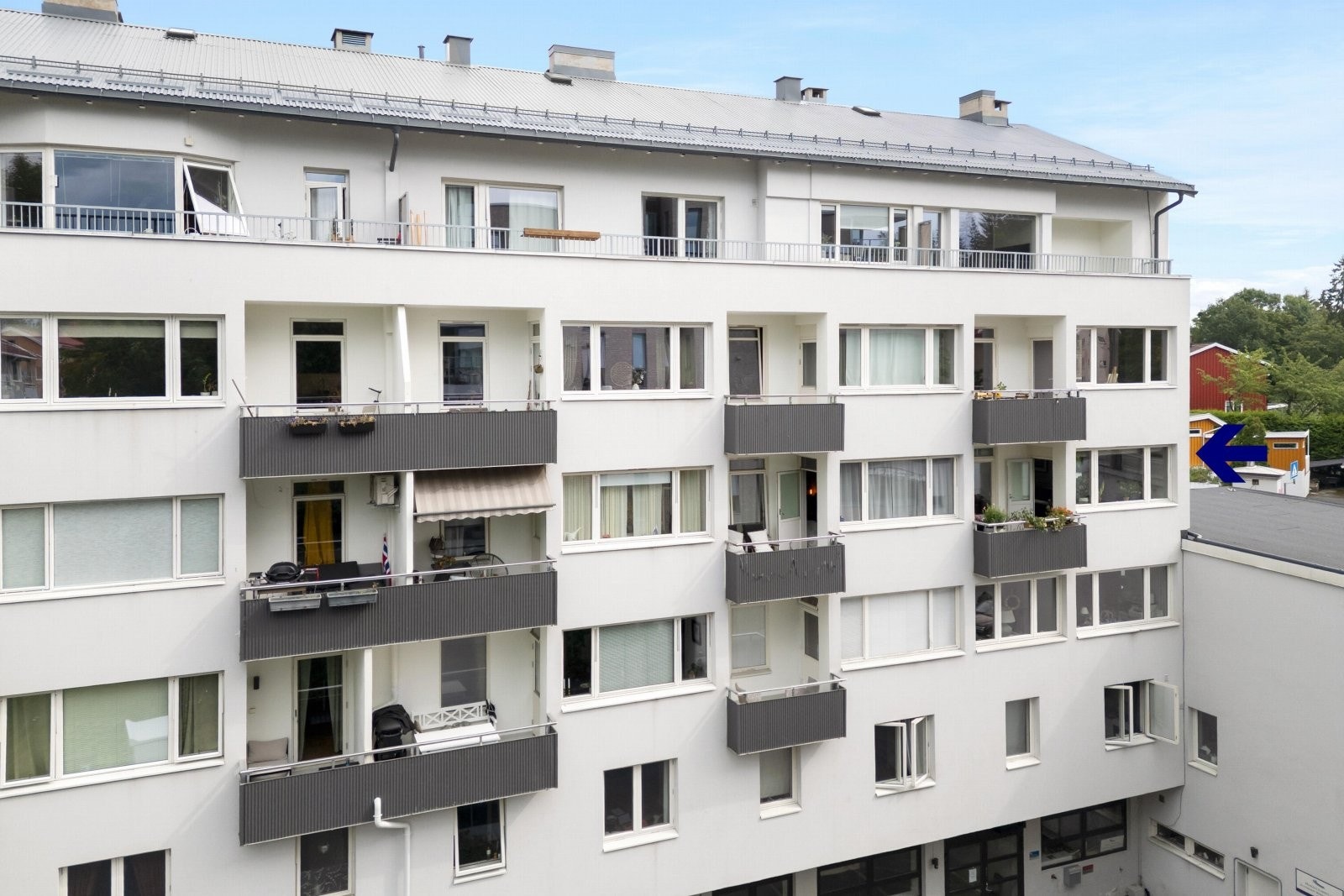 Leiligheten ligger på enden av bygget i 2 etasje i boligdelen (4 etasje.i bygget). Galleribilde