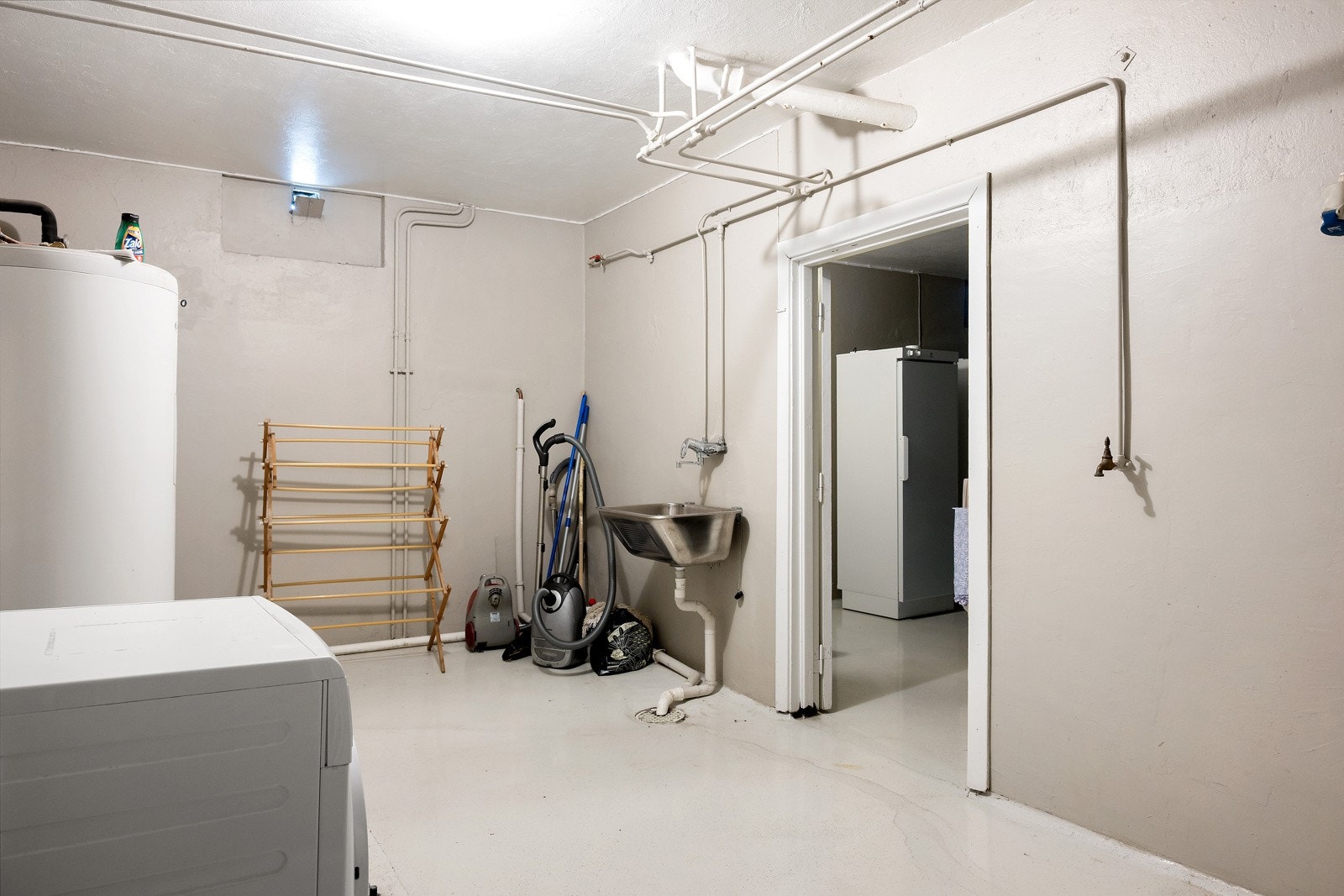 Det er bruksrett til kjellerbod og loftsbod, samt tilgang til felles rom. Galleribilde