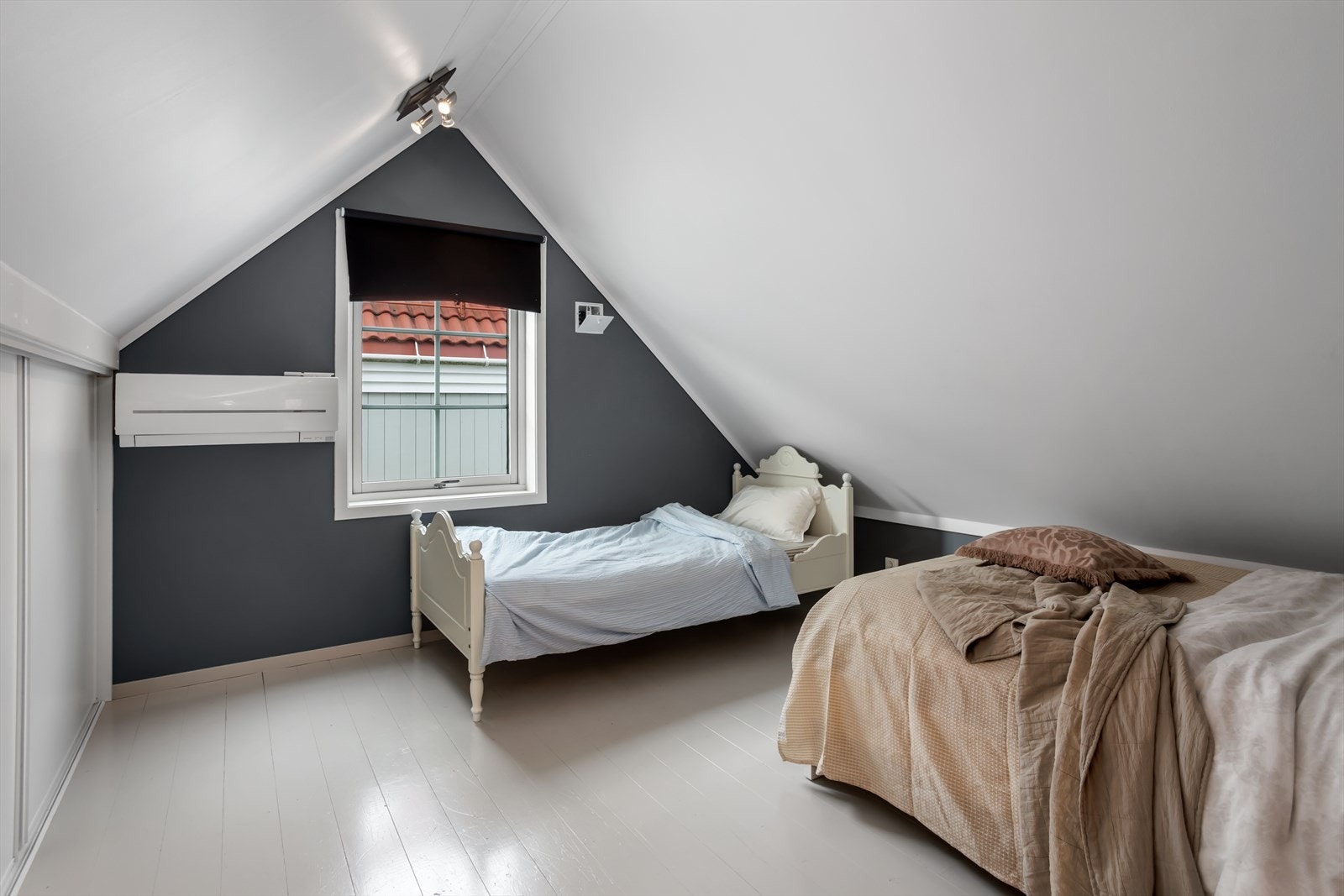 Soverom 2 har plass til seng og nattbord, og er utstyrt med varmepumpe. Galleribilde