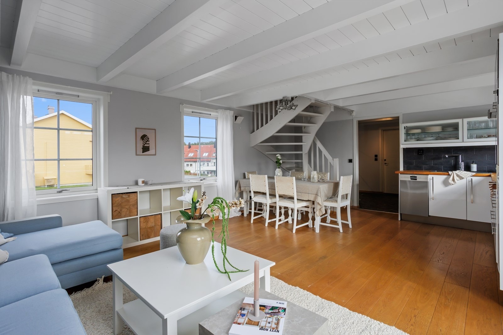 Boligen har en praktisk og arealeffektiv planløsning med åpen kjøkken- og stueløsning. Galleribilde