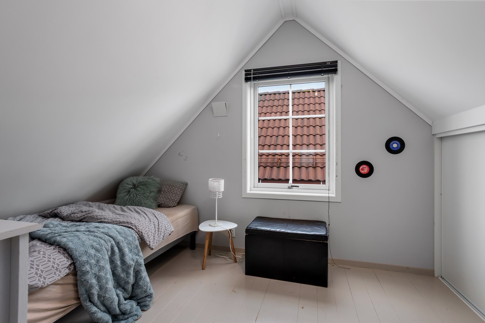 Soverom 1 er malt i lyse farger og har plass til seng og nattbord. Galleribilde