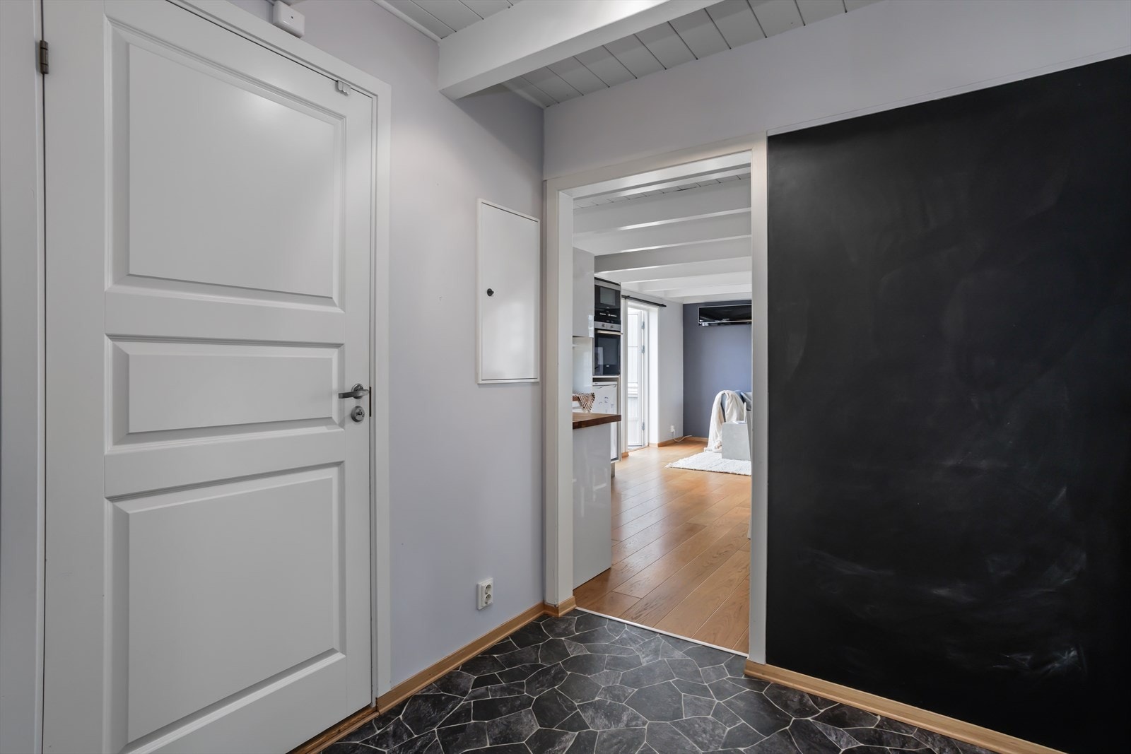 Fra gangen går man videre inn til kjøkkenet og hjertet av boligen, nemlig stuen. Galleribilde