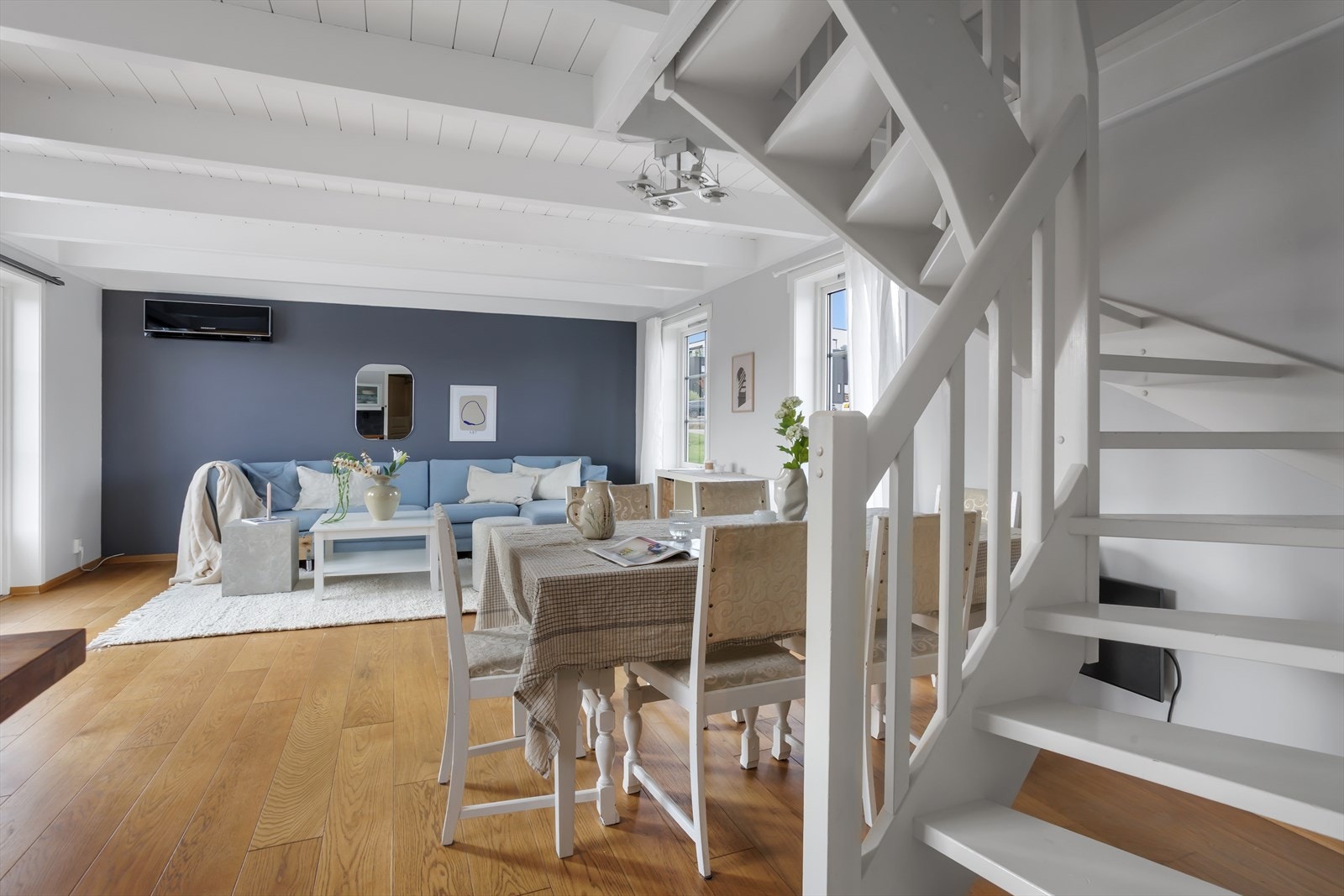 Fra stuen/kjøkkenet går det en trapp opp til loftet. Galleribilde