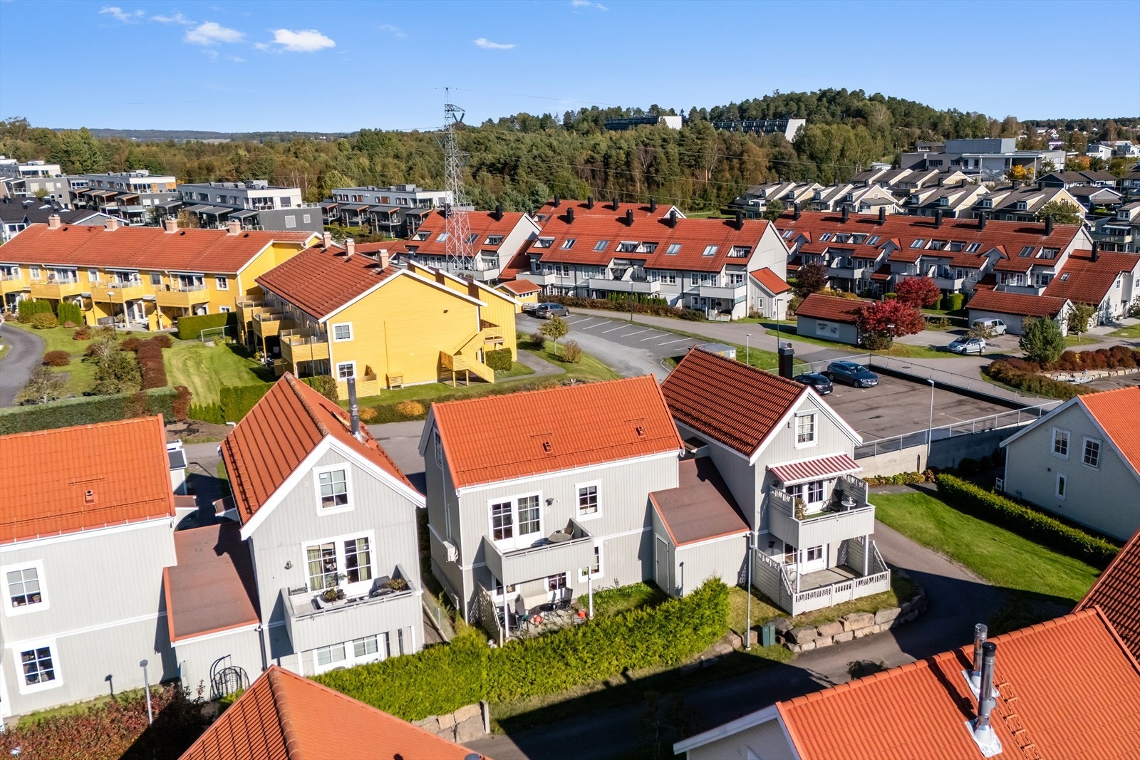 Tomannsboligen har kort avstand til Olsrød park, hvor du blant annet finner Level treningssenter med spa- og velværeavdeling, svømme- og badeanlegg, samt et legesenter. Galleribilde