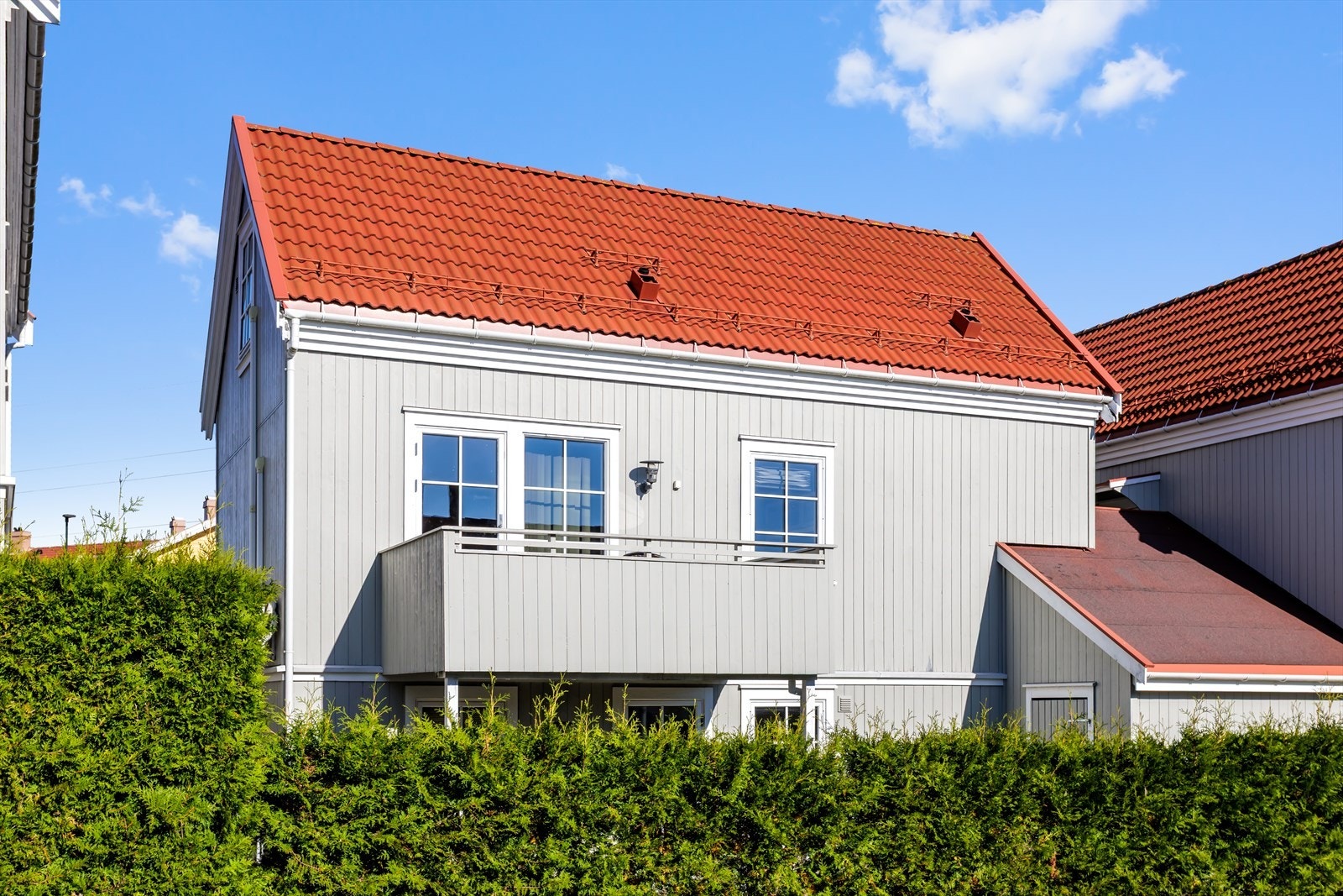 Boligen har en balkong på 8 kvadratmeter, som gir gode muligheter for å nyte frisk luft og hyggelige stunder ute. Galleribilde