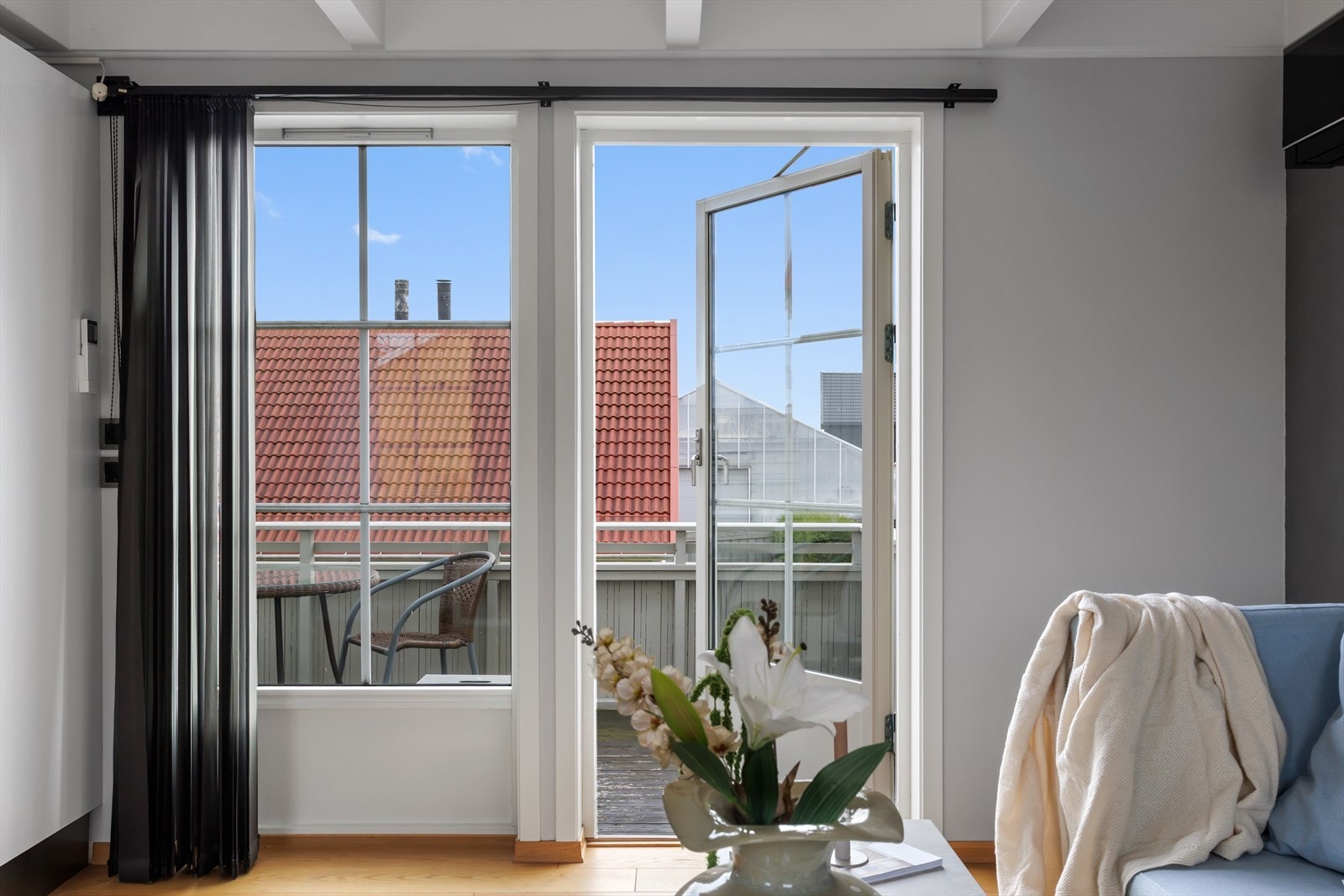 Fra stuen er det direkte utgang til en romslig balkong med plass til utemøblement. Galleribilde