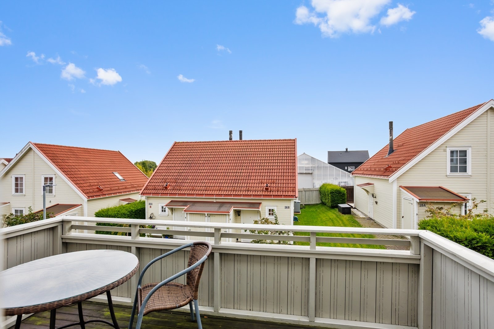 Utsikten fra tomten byr på grønne omgivelser og åpen himmel. Galleribilde