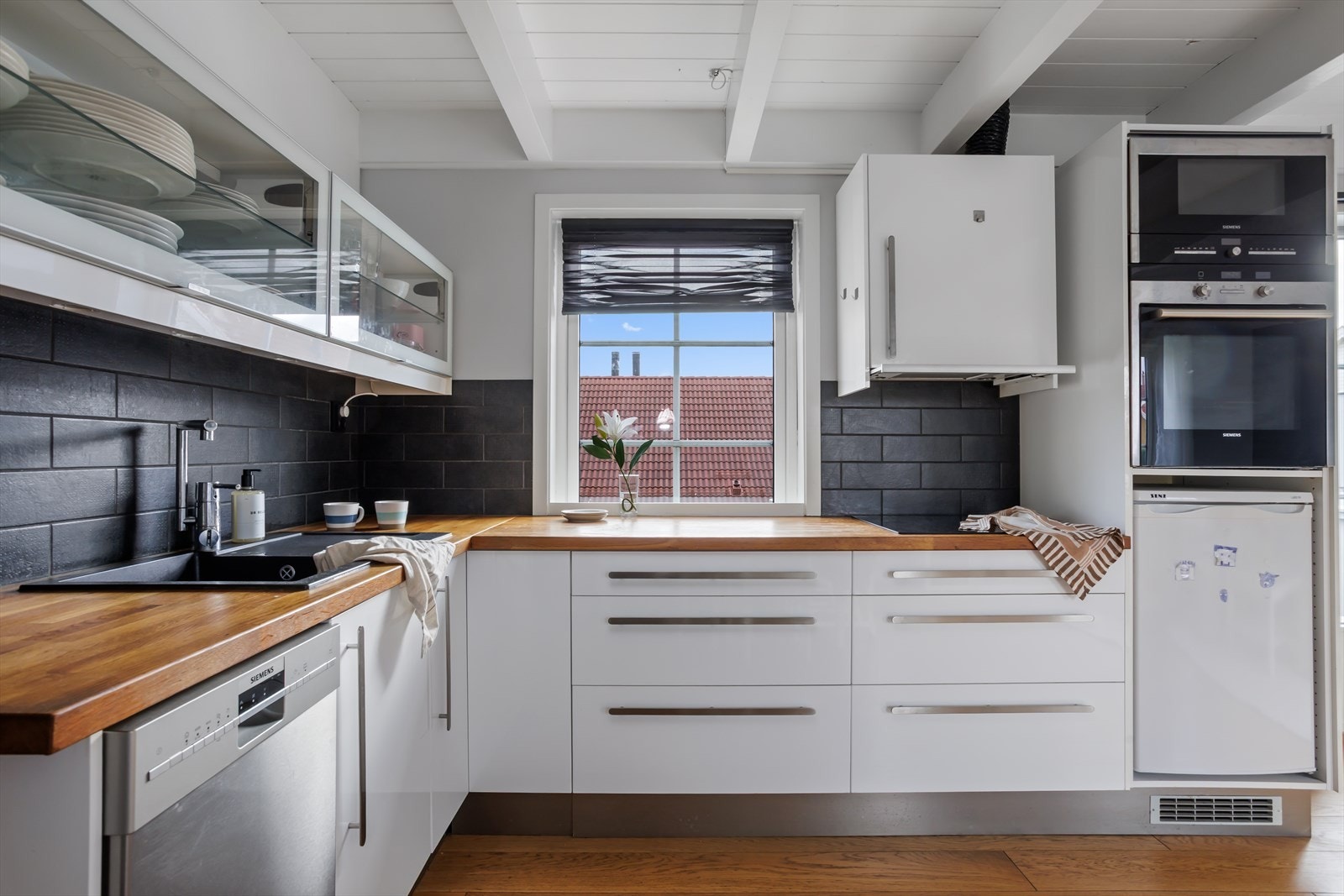 Kjøkkenet er utstyrt med integrert koketopp, stekeovn og mikrobølgeovn, samt opplegg for oppvaskmaskin. Frittstående kjøleskap. Galleribilde