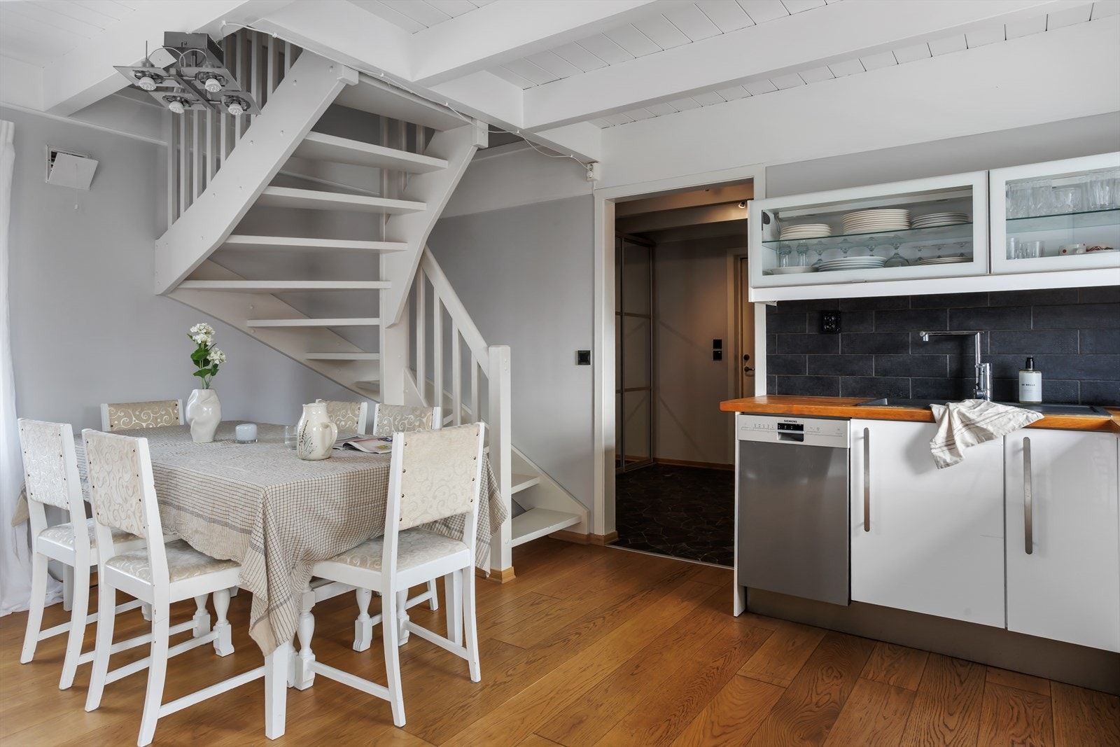 På kjøkkenet er det plass til en sittegruppe. Galleribilde