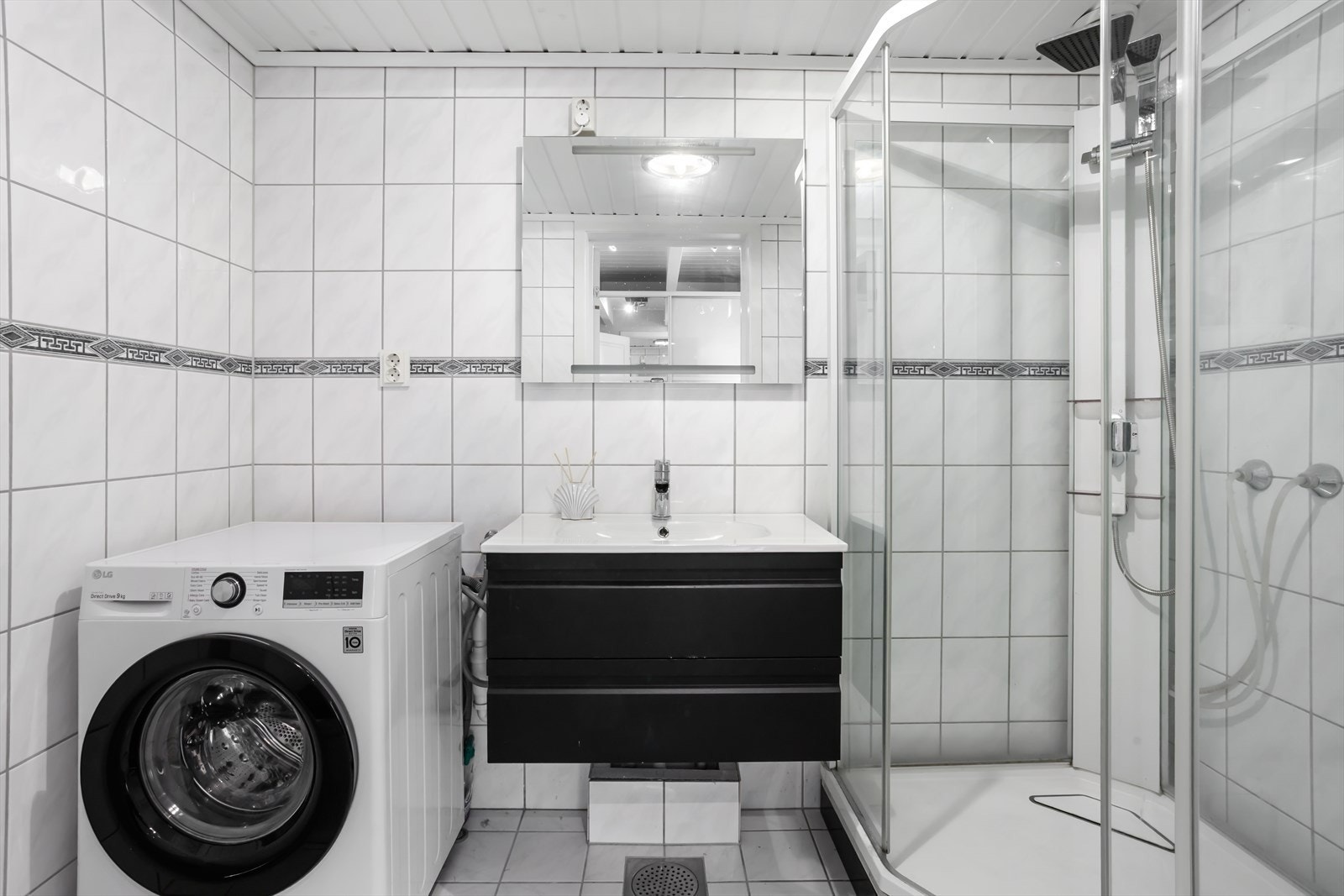 Badet har en moderne baderomsinnredning. Galleribilde