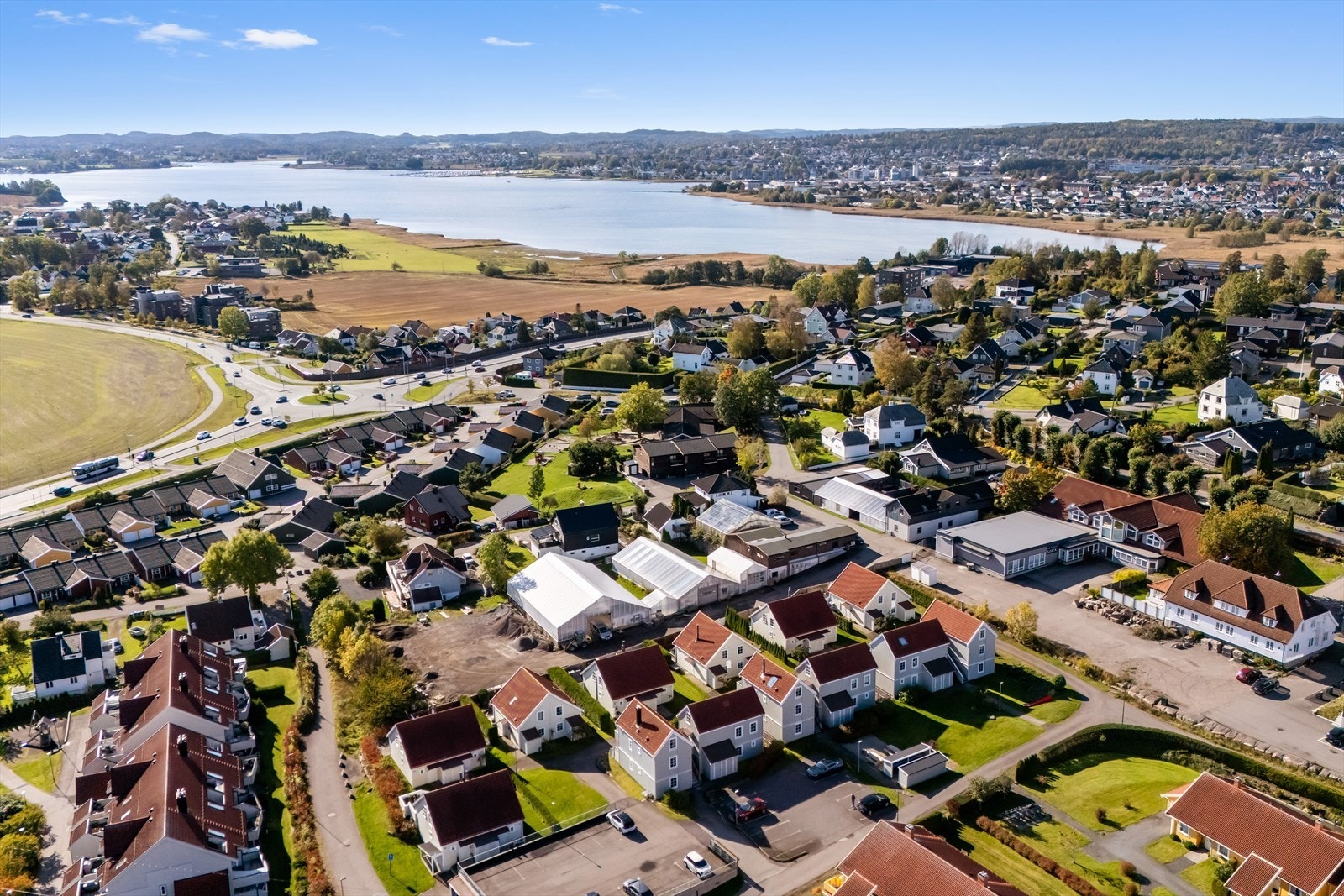 Eiendommen ligger i et attraktivt og populært boligområde på Presterød, nær Olsrød, omtrent 2,5 km fra Tønsberg sentrum. Galleribilde