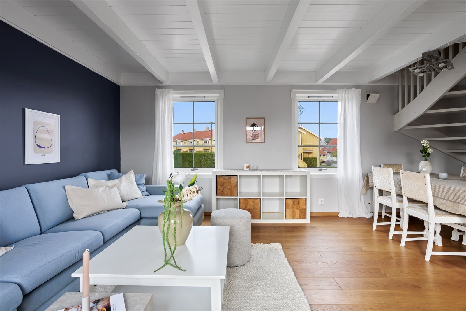 Velkommen til Døsserødveien 42B! Godt med naturlig lys, som gir rommet en luftig og åpen følelse. Galleribilde