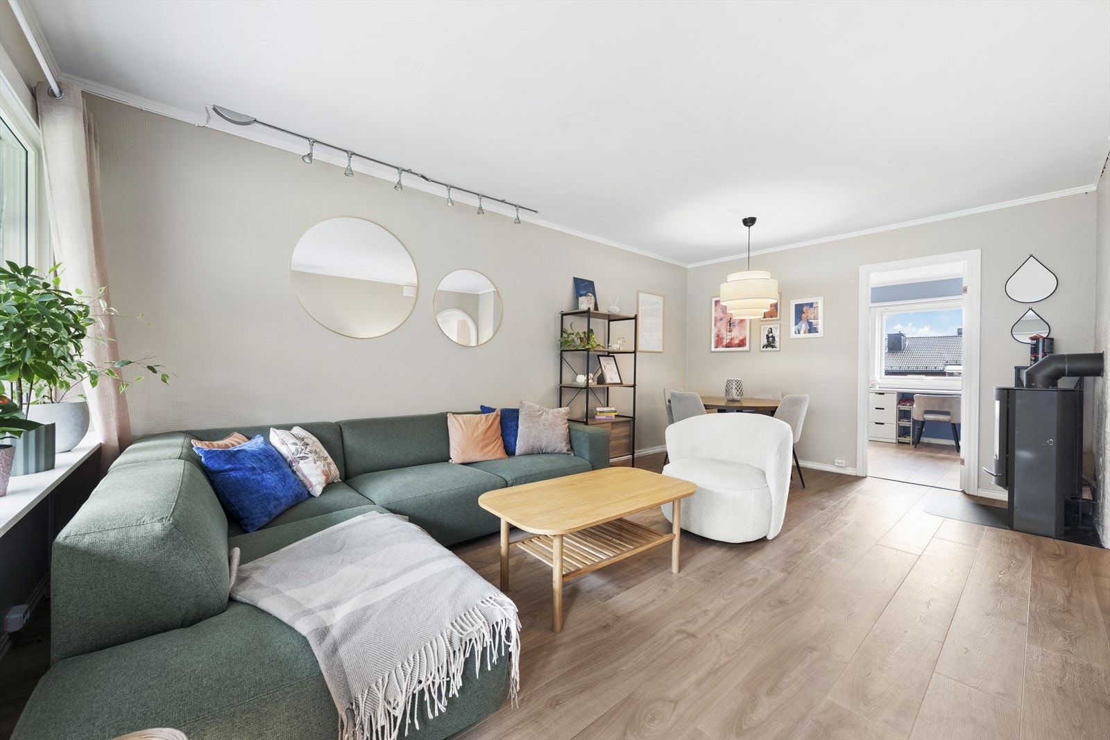 Stuen er innbydende og luftig med plass til sofa- og spisegruppe Galleribilde