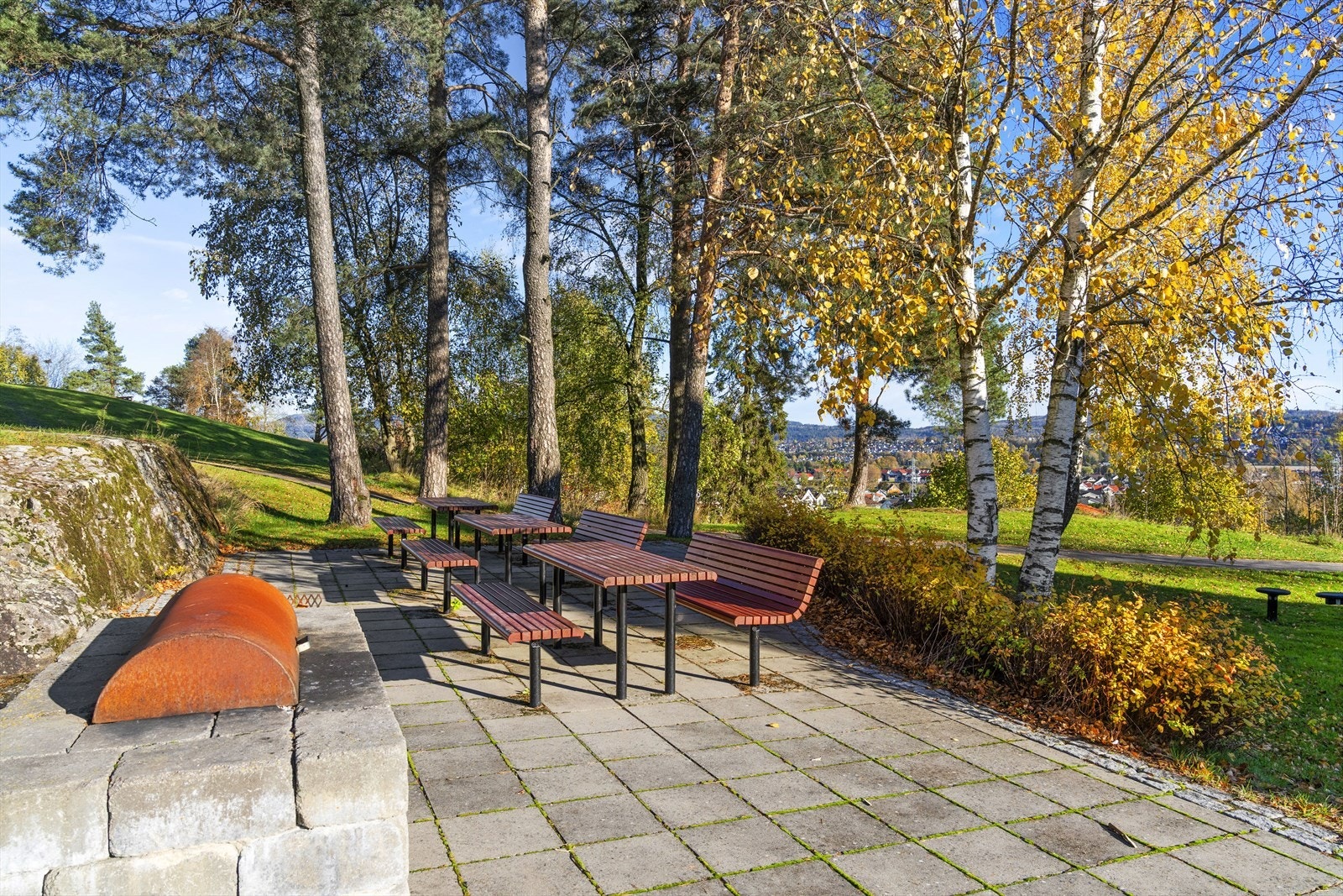 Innbydende og pent opparbeidede fellesområder er pent opparbeidet med hellelagte sitteplasser med bord og benker Galleribilde