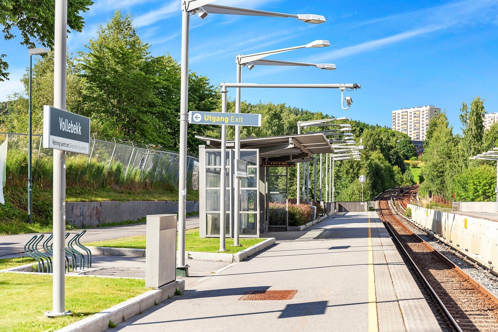 Det er ca. 3 min gange til Vollebekk t-banestasjon og ca. 6 min gange til Risløkka t-banestasjon. Galleribilde