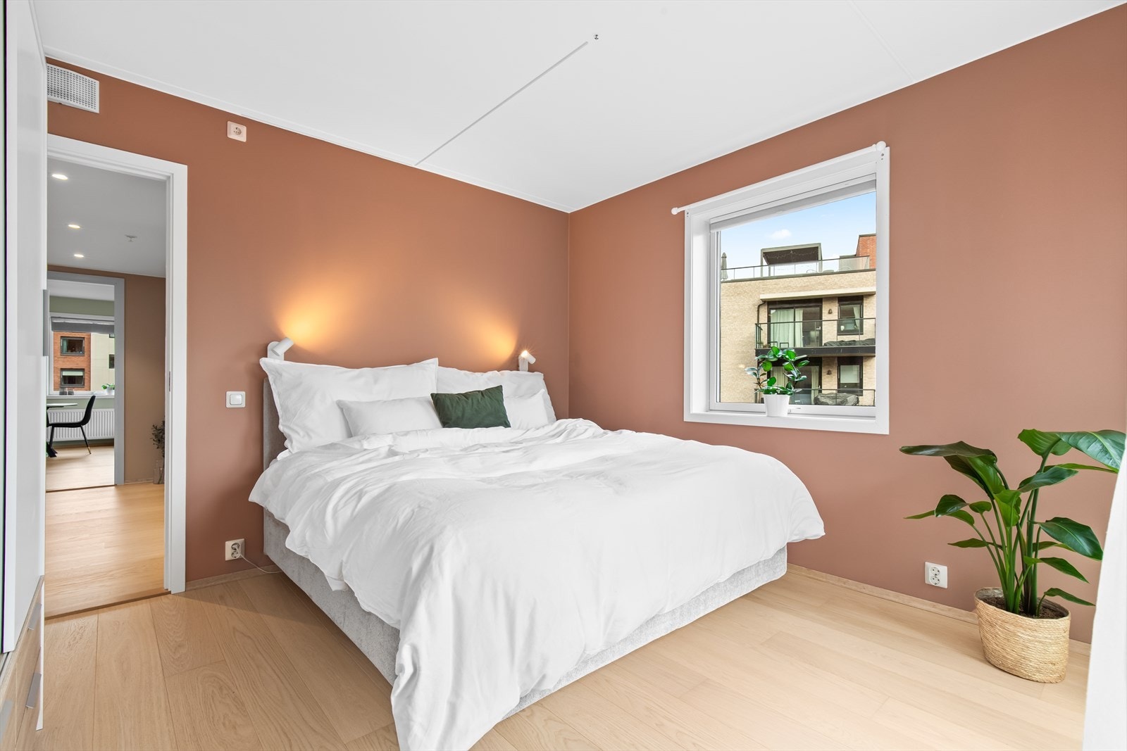 Her er det god plass til stor dobbeltseng. Det er 1-stavs parkett på gulv. Galleribilde