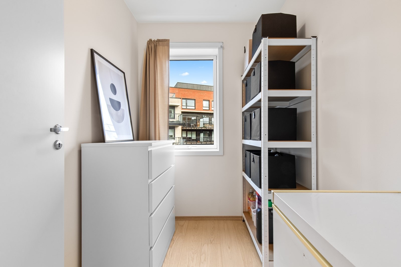 Leiligheten har et ekstra rom som eier i dag benytter som bod. Rommet kan med fordel brukes som hjemmekontor, hobbyrom eller lignende. Merk at rommet ikke er godkjent for varig opphold. Galleribilde