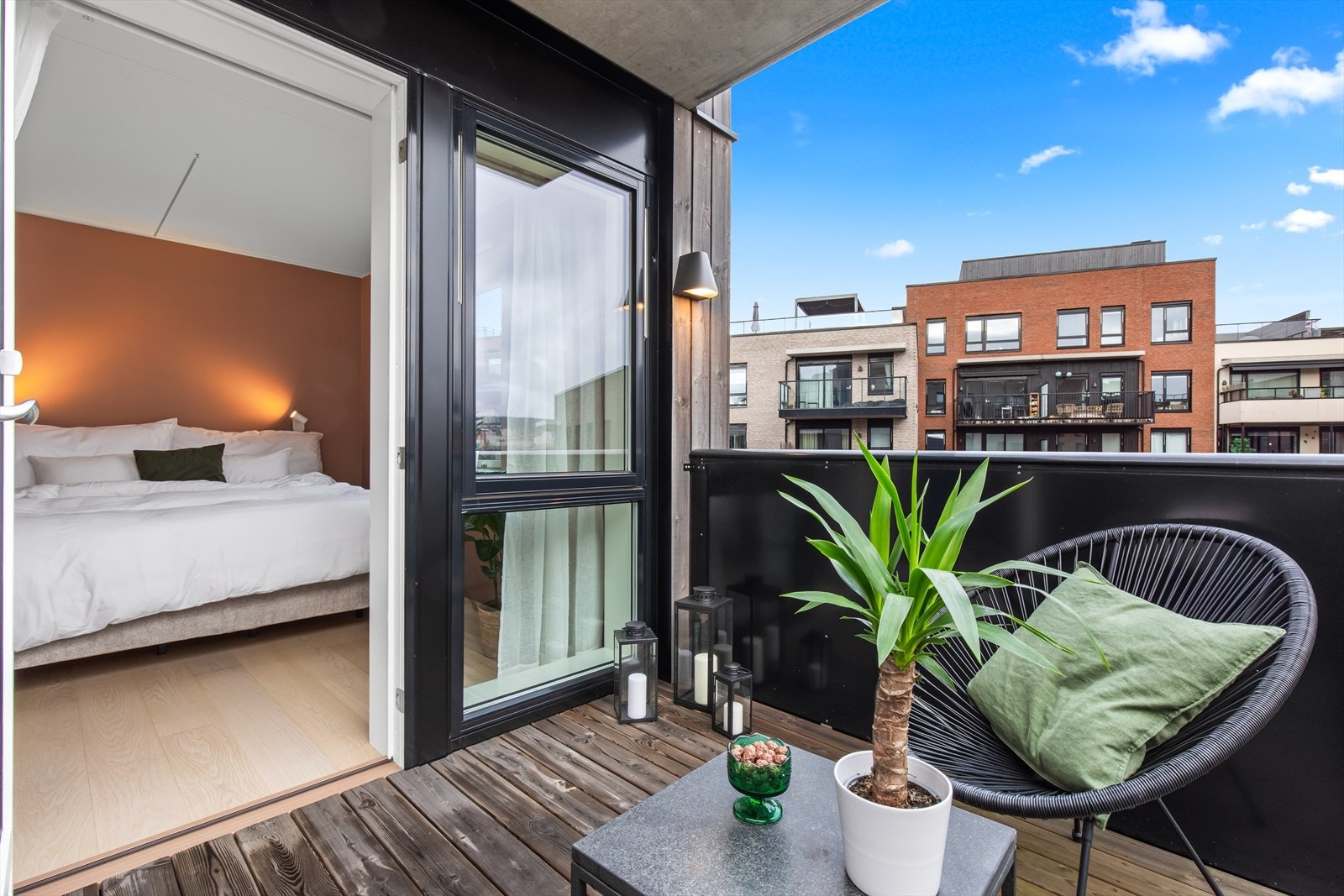 Den sørøstvendte balkongen har gode solforhold med sol fra tidlig morgen til rundt kl. 15, ifølge selger. Galleribilde