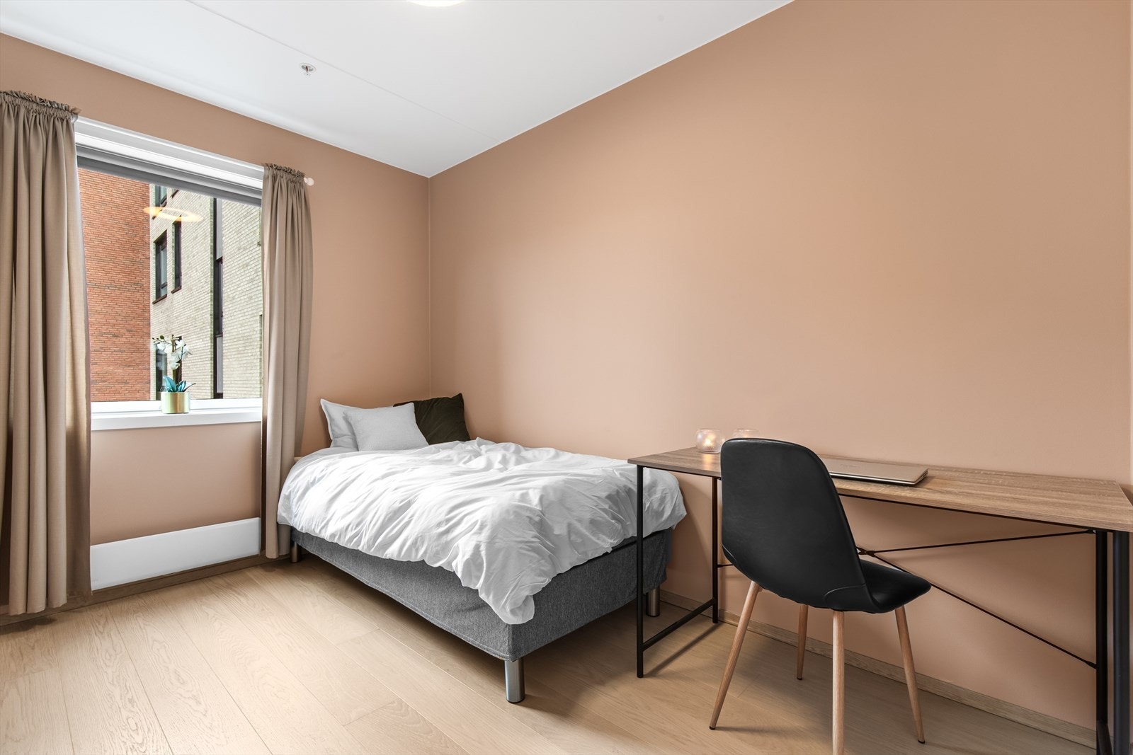 Soverom II har god plass til dobbeltseng, garderobeløsning og tilhørende møblement. Galleribilde