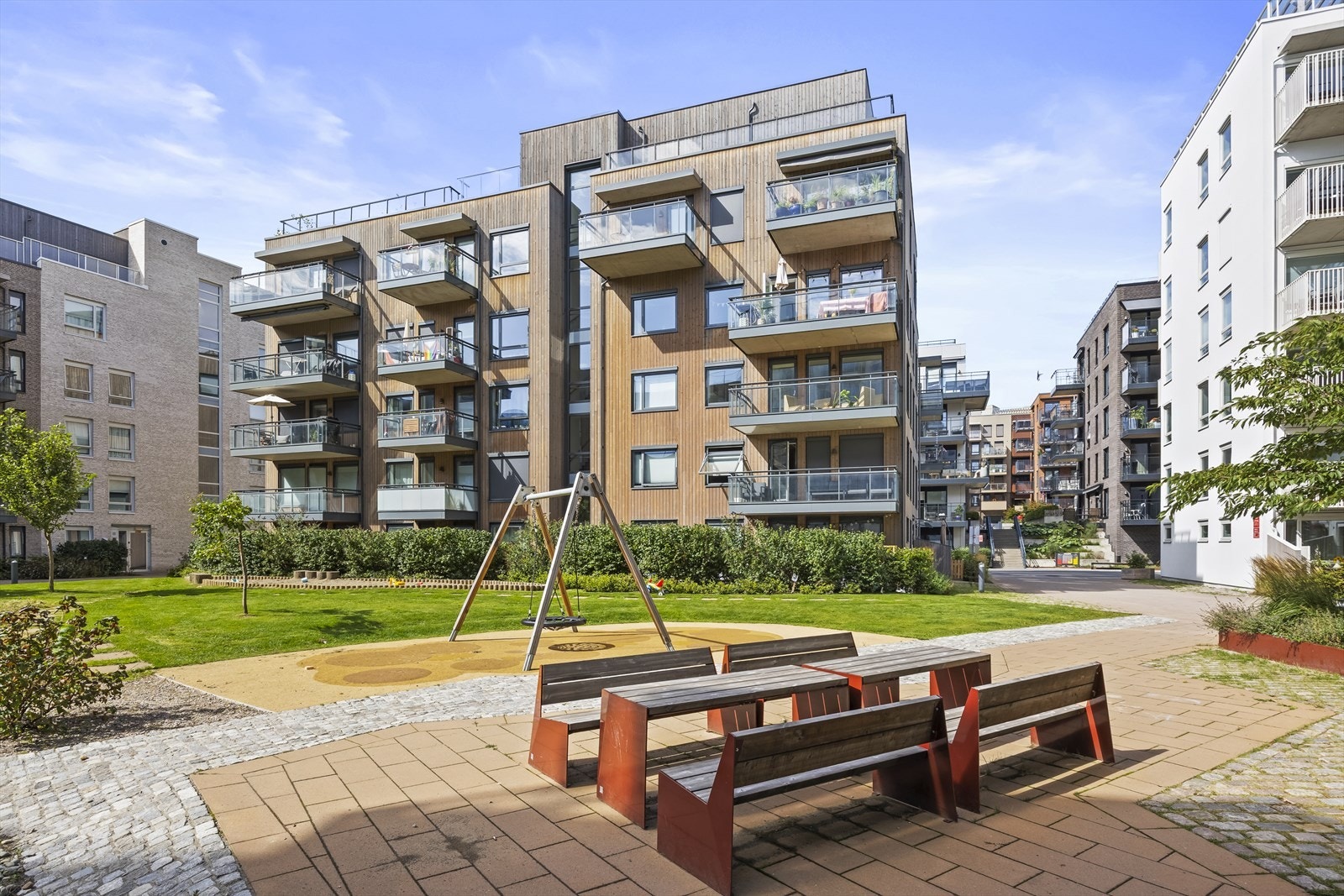 Det er også meget hyggelig fellesarealer med blant annet lekeapparater, sittegrupper og diverse beplantning. Galleribilde