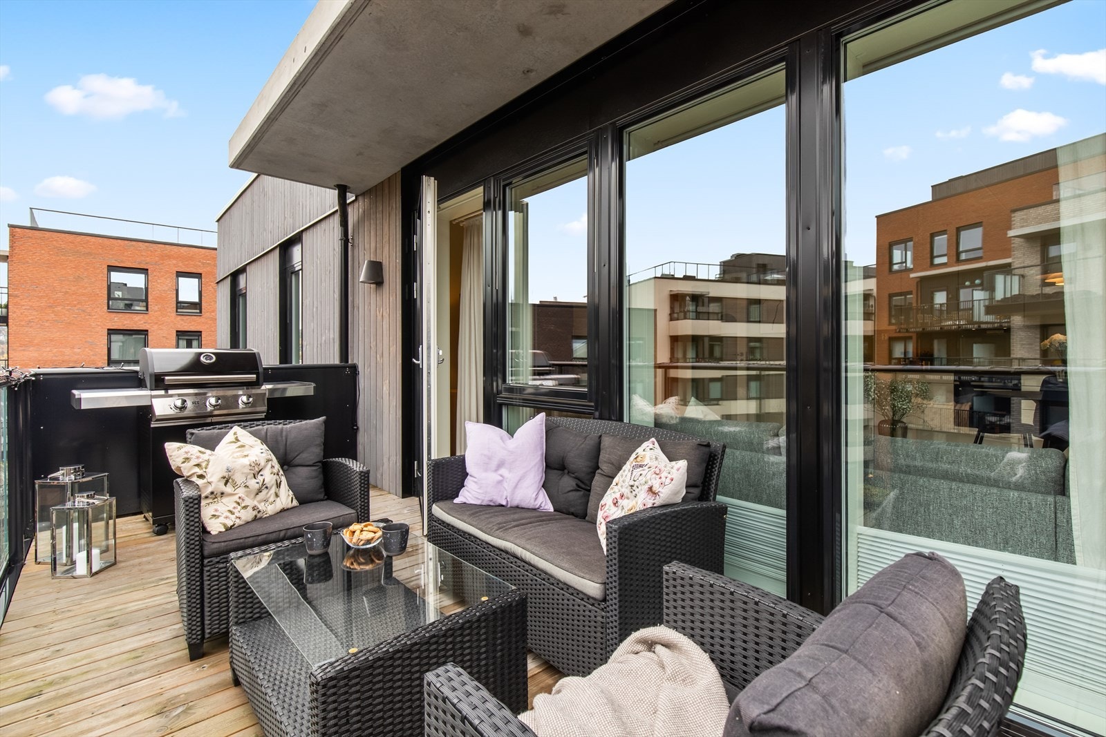 Balkongen fra stuen har god plass til balkongmøblement, grill o.l. Galleribilde