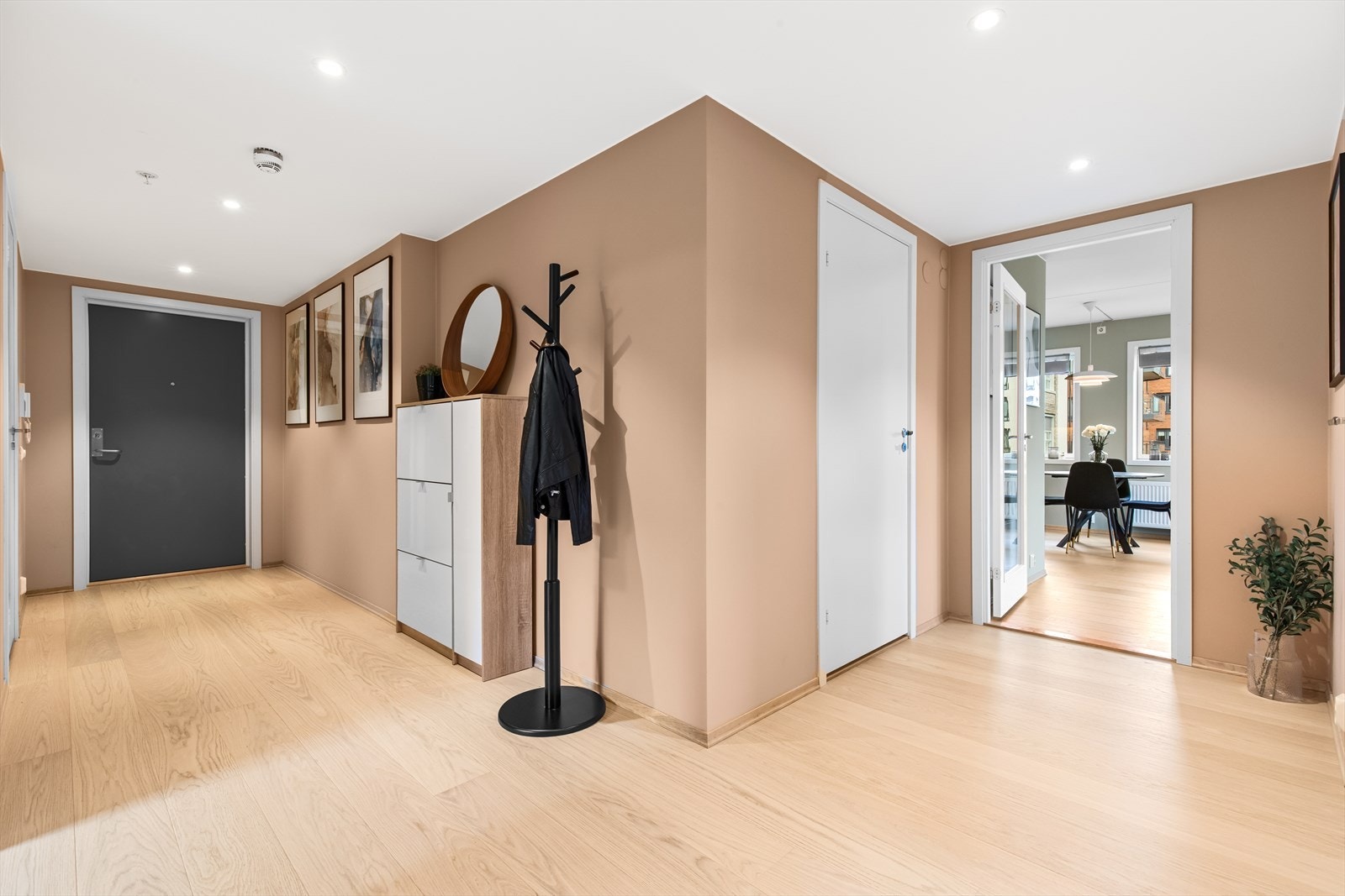 Allerede idet du trer inn gjennom døra, blir du møtt av en romslig og særdeles innbydende entré som setter tonen for resten av leiligheten. Galleribilde