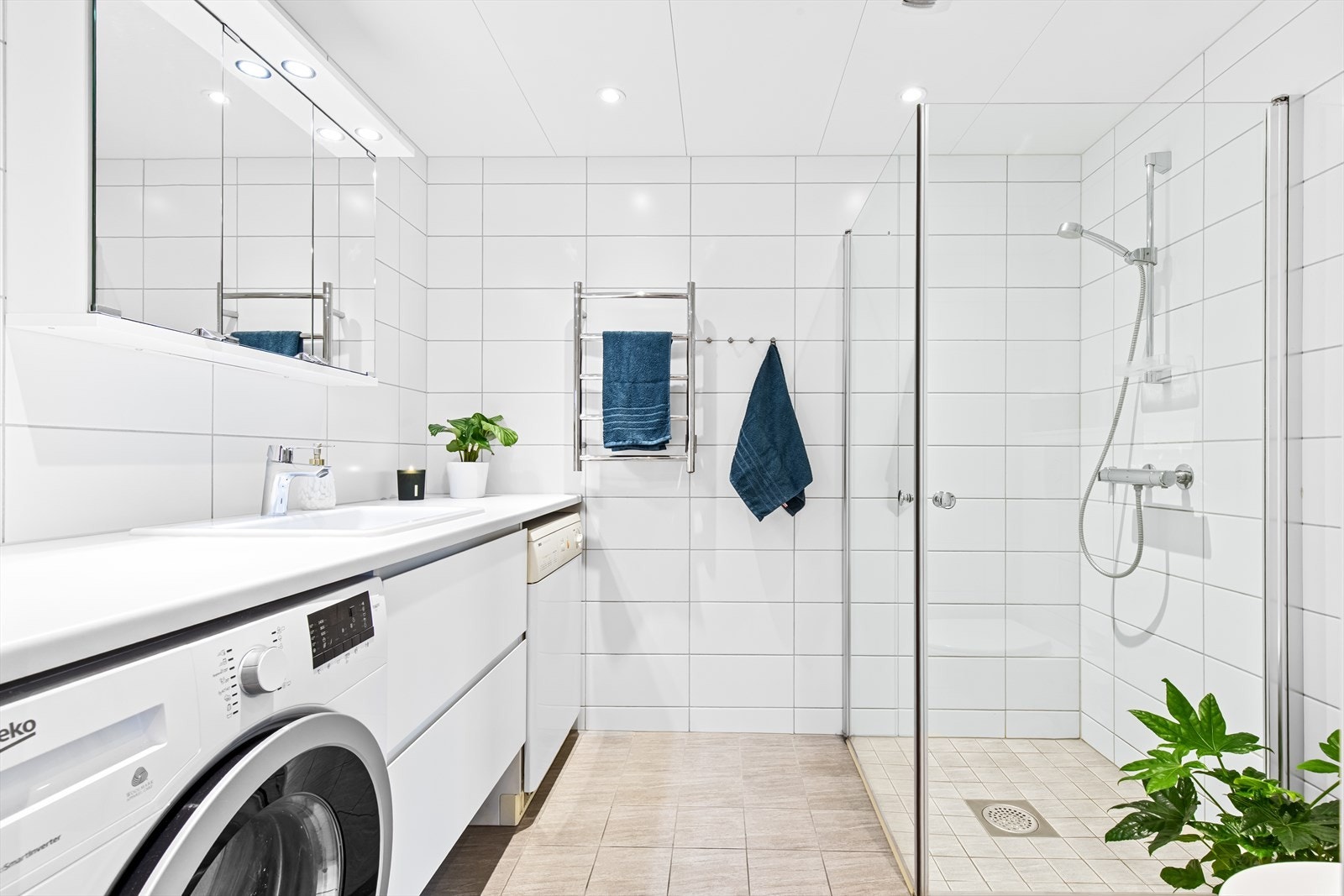 Leiligheten har et moderne og romslig bad samt separat wc. Dette er en praktisk løsning som passer både for familier og ved besøk. Galleribilde