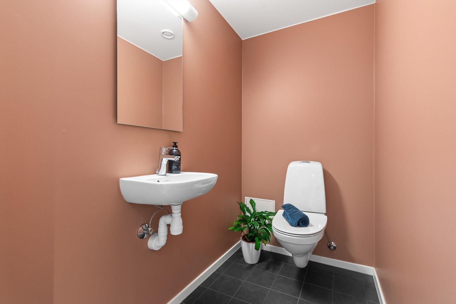 Praktisk separat wc-rom malt i delikat farge. Her får du elektriske varmekabler på gulv for ekstra komfort! Galleribilde