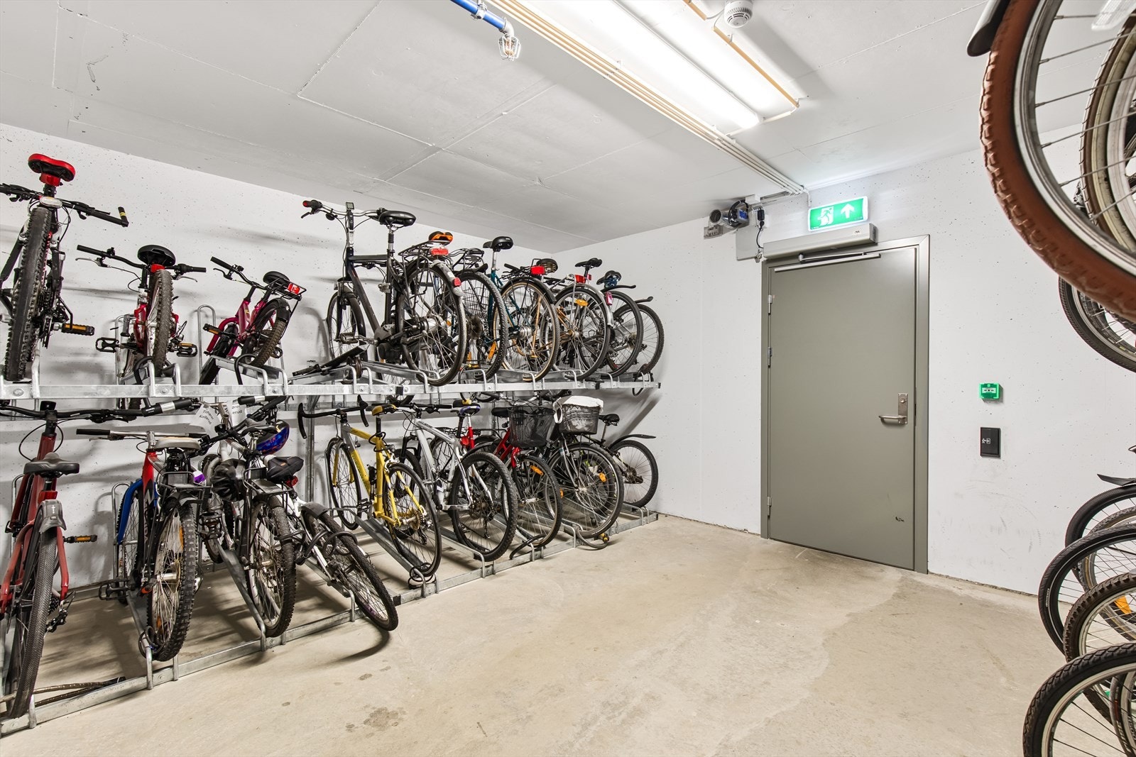 Det er felles sykkelbod i kjelleren i tillegg til privat kjellerbod merket H4022 på 6 m². Galleribilde