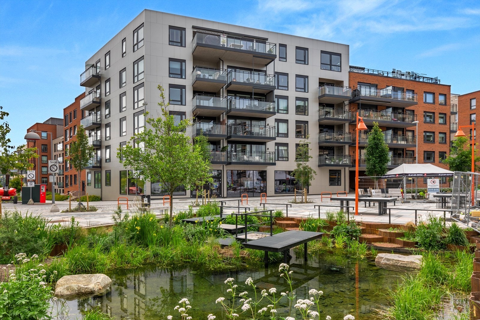 Nydelige Vollebekk torg med koselig dam, sittegrupper og servicetilbud som nærmeste nabo. Galleribilde