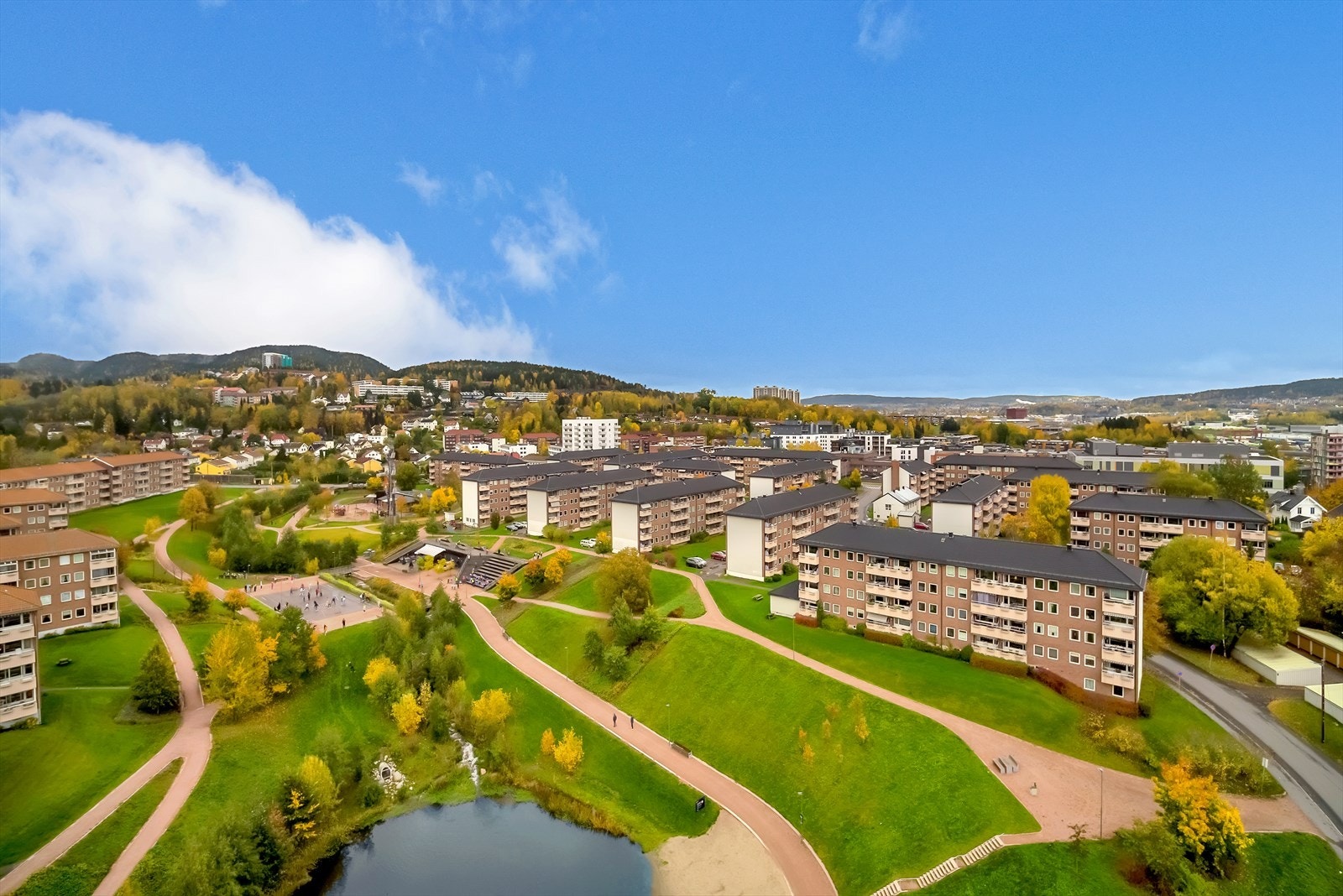 Bjerkedalen Park ligger rett ved og byr på vakre grøntområder med dam, basketballbane, paviljong og hyggelige sittegrupper. Galleribilde