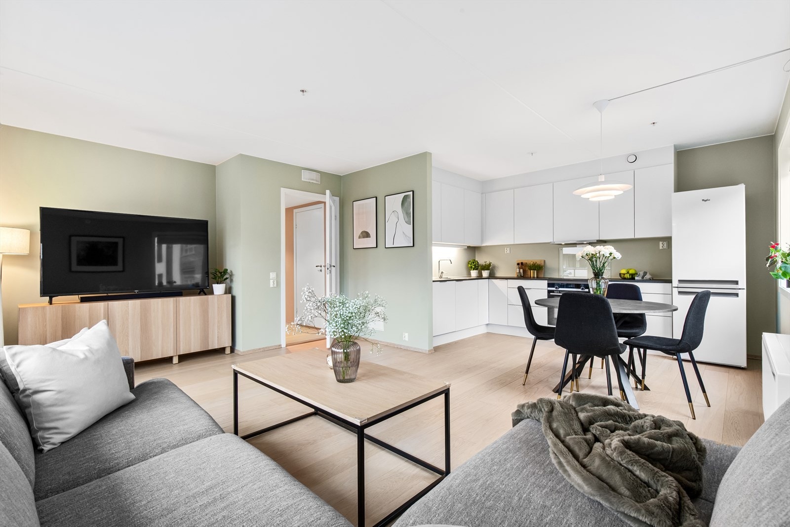 Boligen fra 2021 er meget innholdsrik og består blant annet av 3 soverom, 2 balkonger, bad, separat wc, kjøkken, stue, spisestue og garasjeplass med el-billader! Galleribilde