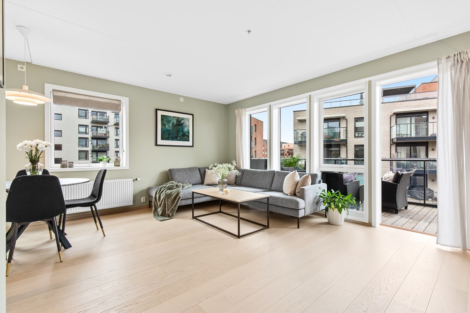 Boligen oppleves som svært romslig, funksjonell og luftig med flere muligheter! Galleribilde