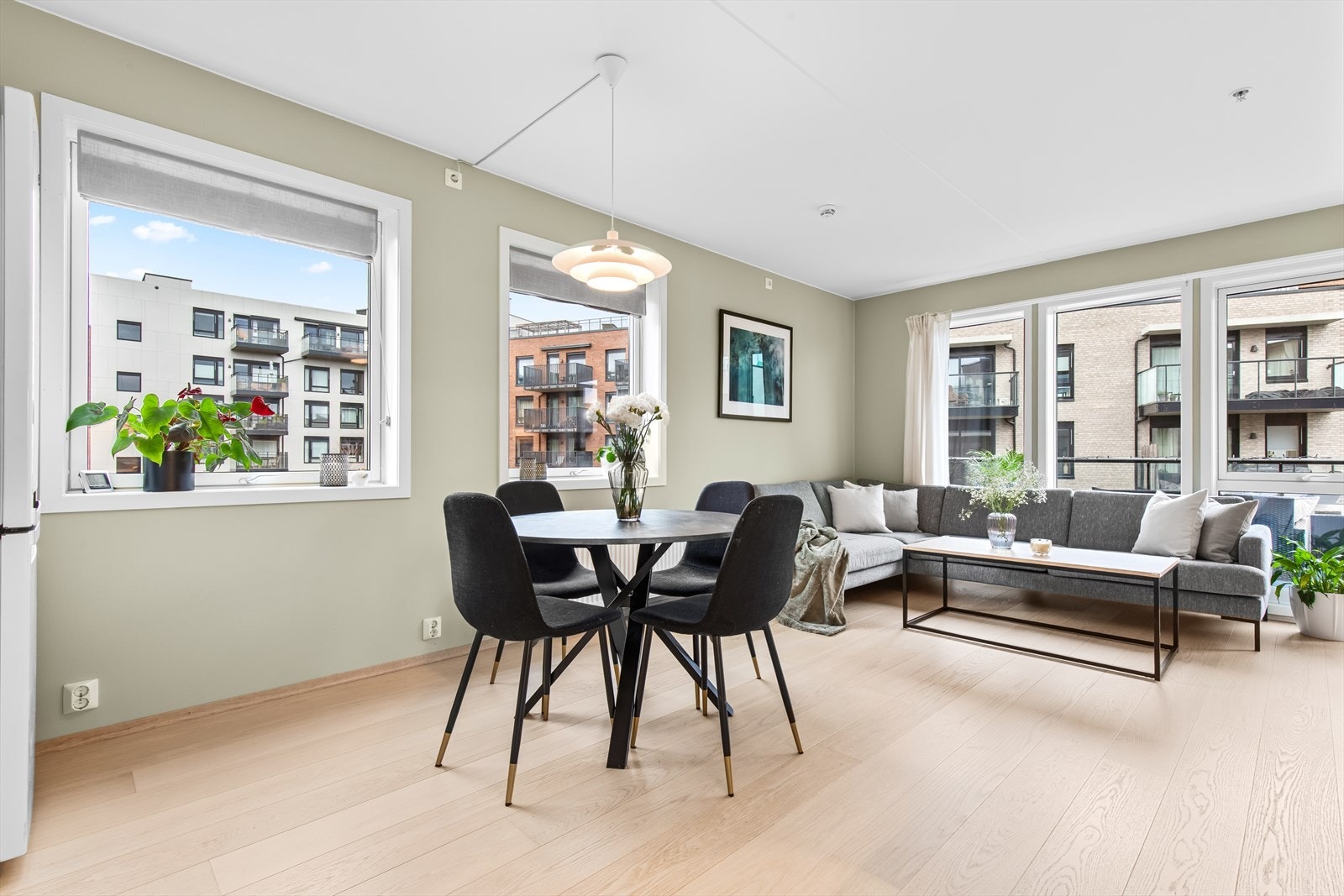 Boligen har lave bokostnader, og ved full innfrielse av fellesgjeld vil månedlige felleskostnader pt. være ca. 4.234 kr! Galleribilde