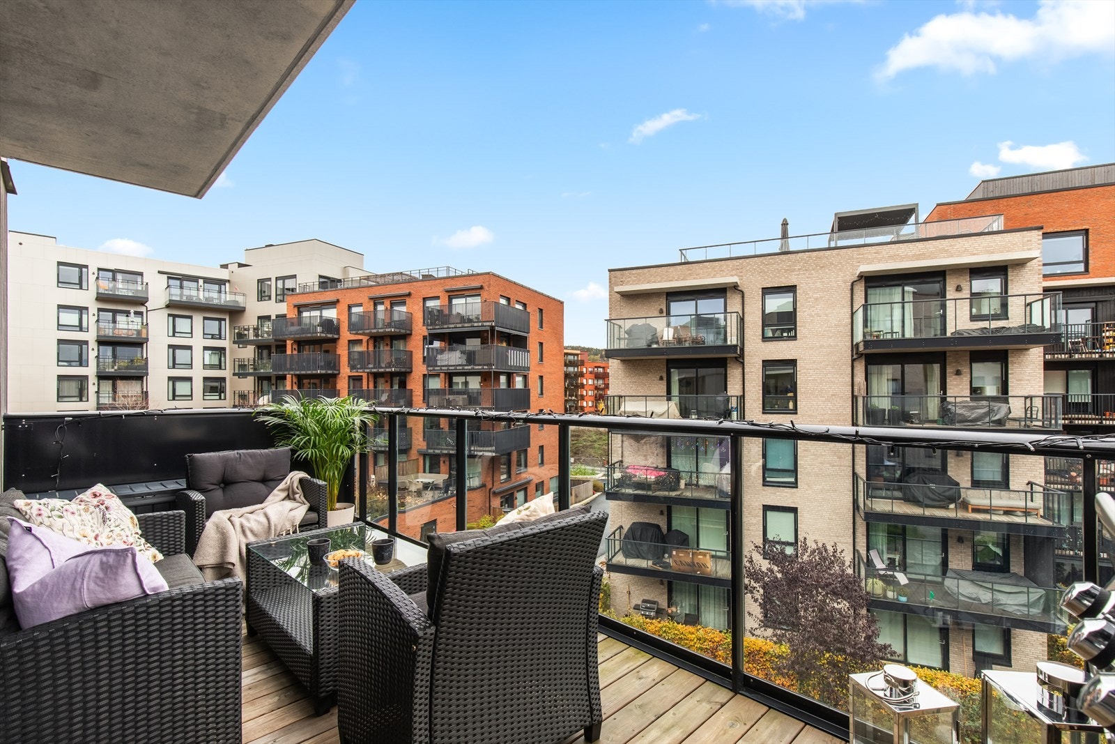 Balkongen fra stuen har utsyn mot hyggelig fellesområder. Galleribilde