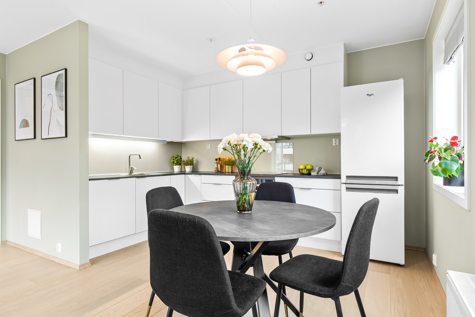 Kjøkkenet er utstyrt med hvitevarer som induksjonstopp, komfyr, oppvaskmaskin og kjøl/fryseskap. For ekstra trygghet er det installert komfyrvakt og aquastop med lekkasjevarsler. Ventilator i fra Røroshetta er tilkoblet det balanserte ventilasjonsanlegget Galleribilde