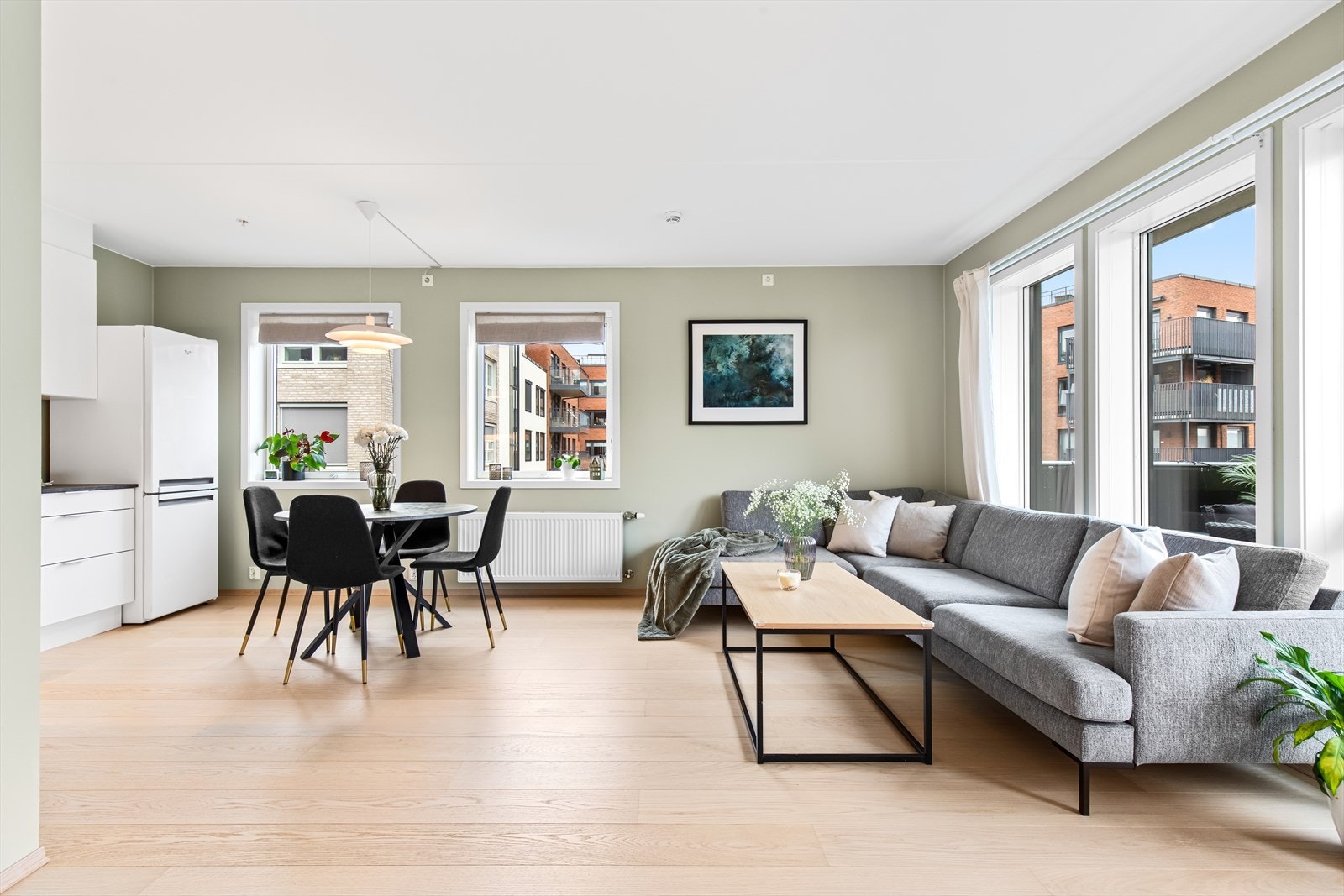 Hjertet i leiligheten har rikelig lysinnslipp fra flere himmelretninger, noe som gjør boligen svært lys og trivelig. Galleribilde