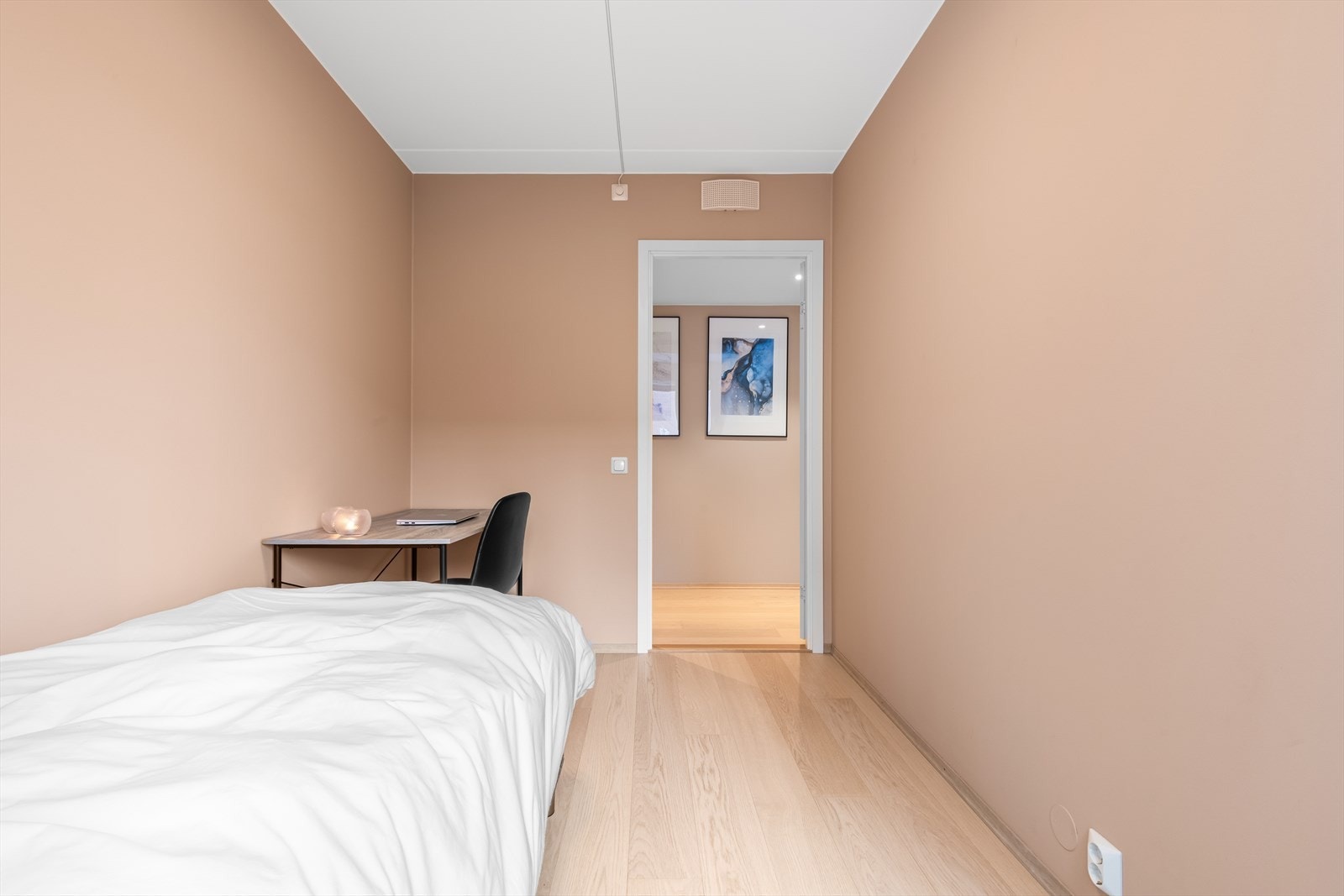 Soverommet er malt i en dus farge som skaper en utrolig hyggelig atmosfære. Galleribilde