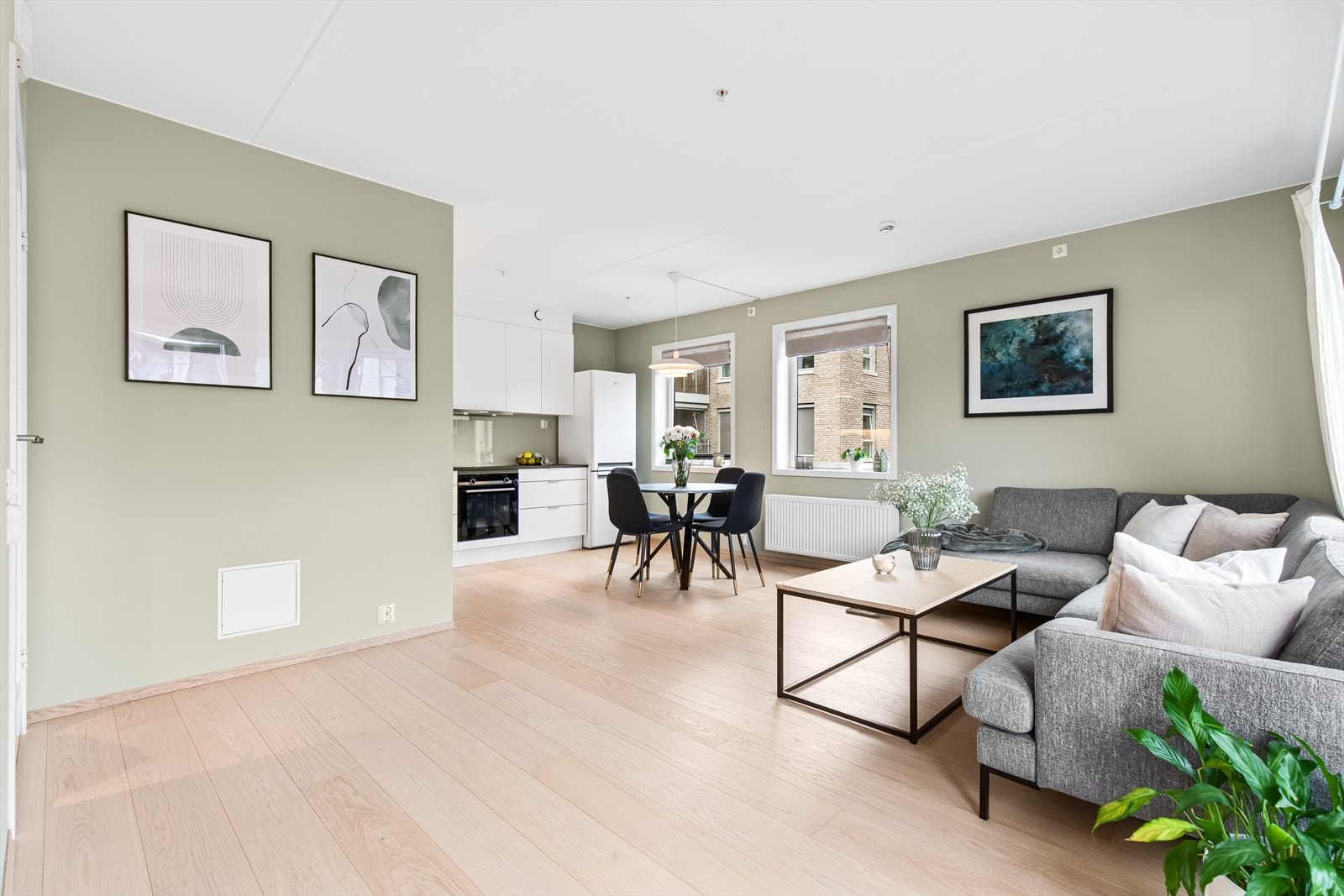 Den åpne løsningen gir en fin oversikt og kontakt mellom stue og spisestue/kjøkken. Galleribilde