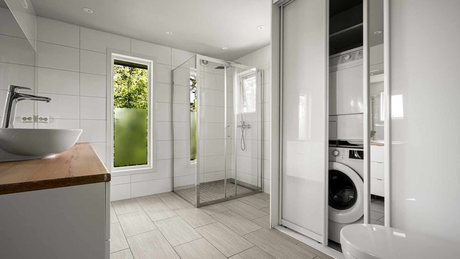 Praktisk vaskesøyle bak skyvedører Galleribilde