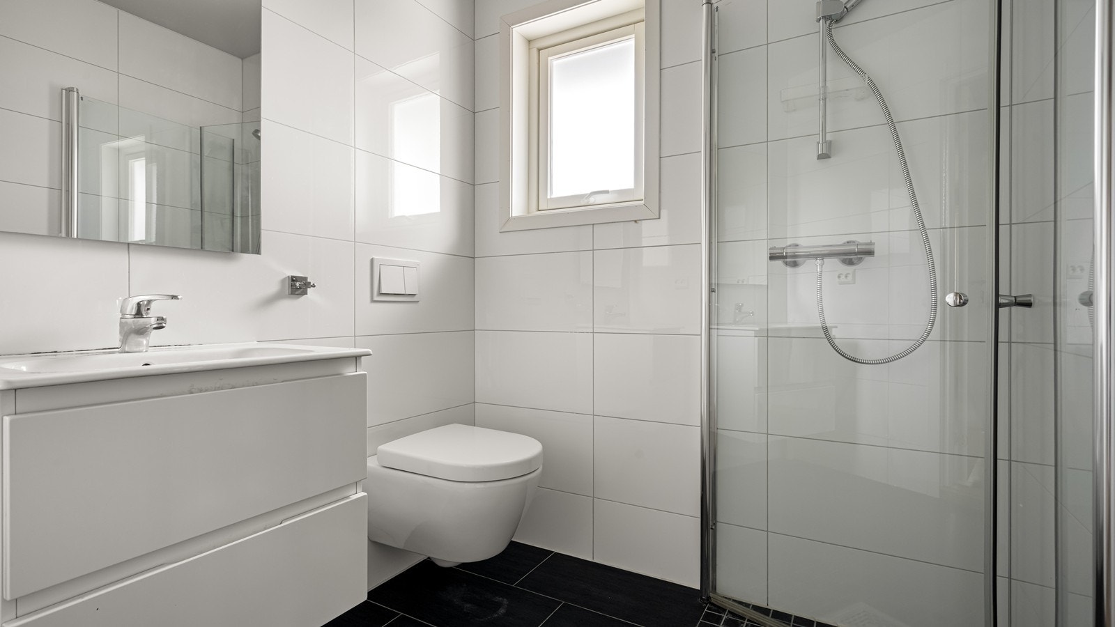 Det andre badet i hovedetasjen er også fra 2017 Galleribilde