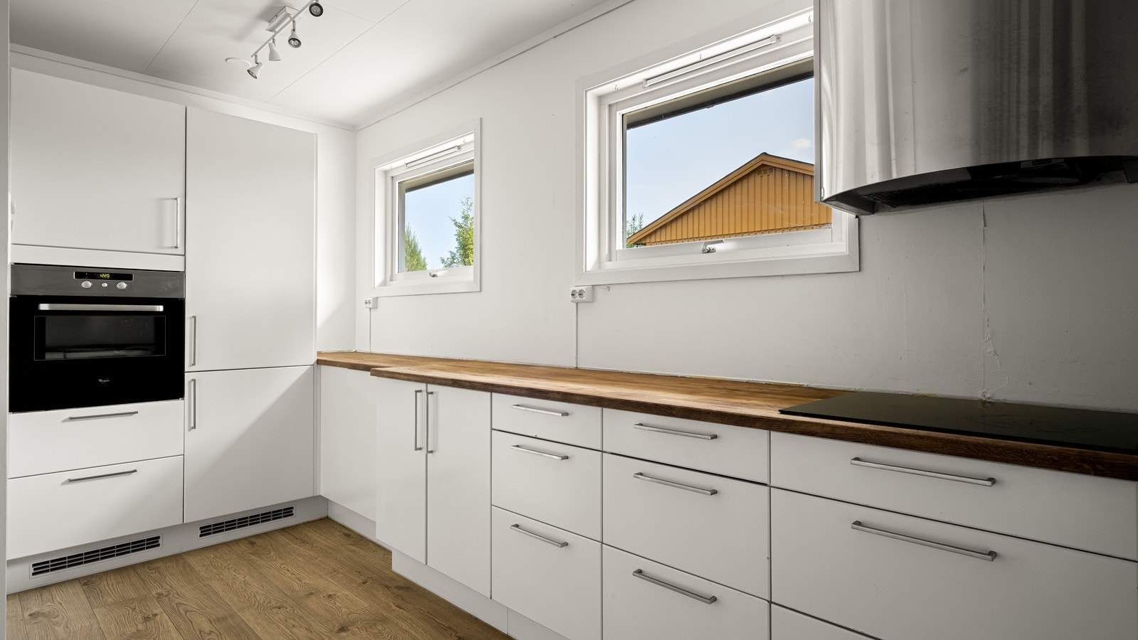 Kjøkkenet har ny benkeplate i heltre i 2025 Galleribilde