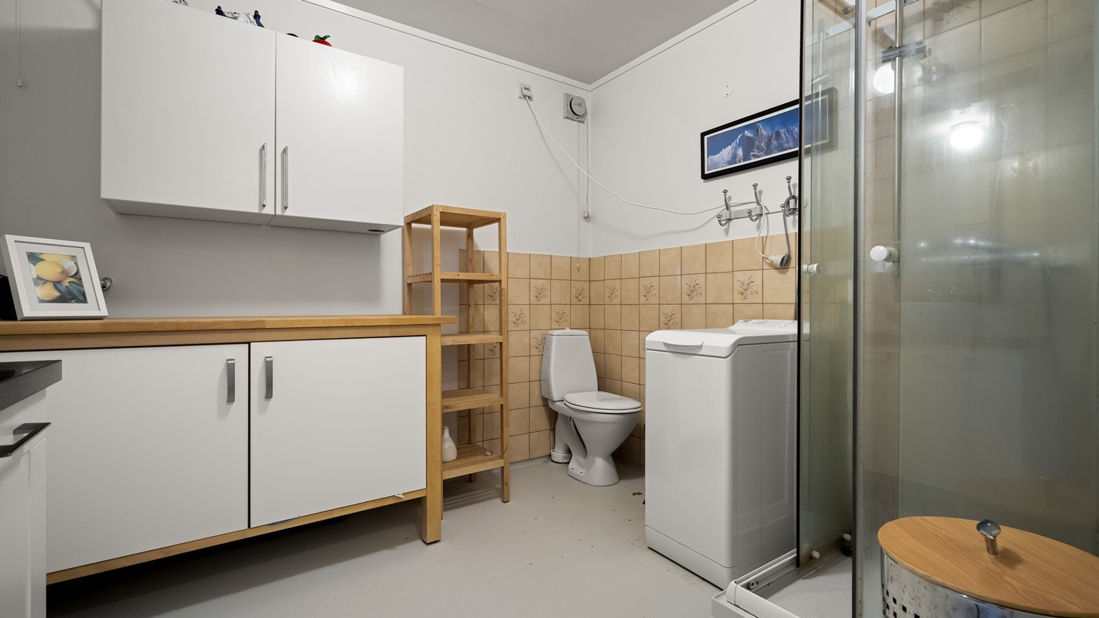 Romslig bad med opplegg for vaskemaskin Galleribilde