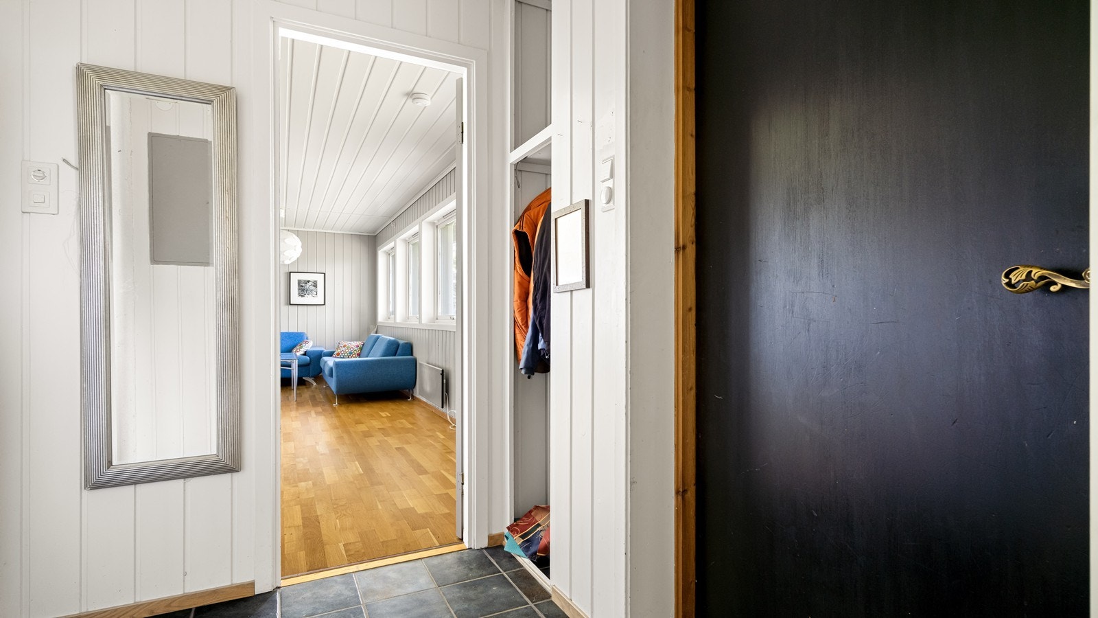 Flislagt entré i utleiedel Galleribilde