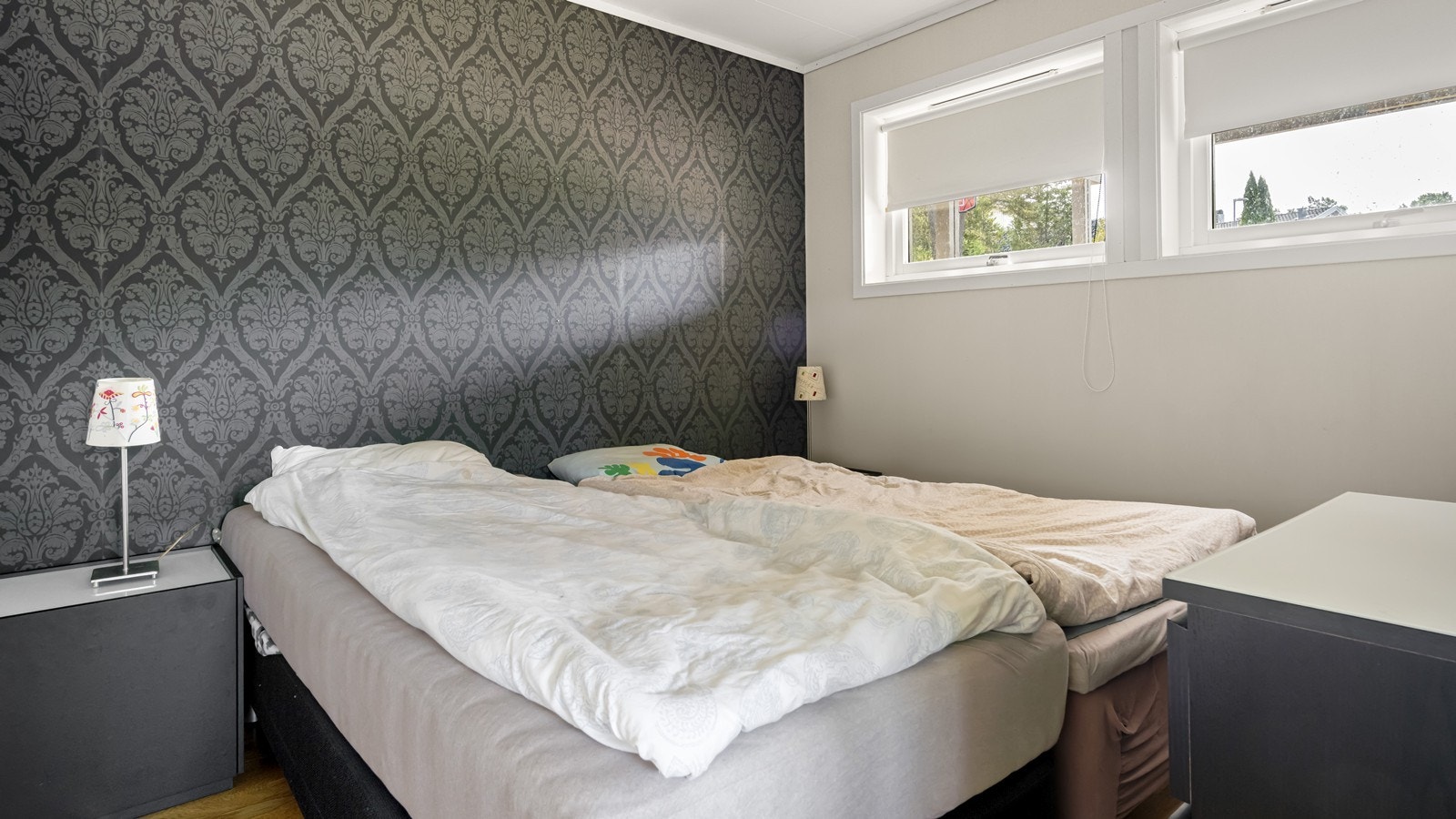 Fint soverom med plass til seng og øvrig møblement Galleribilde